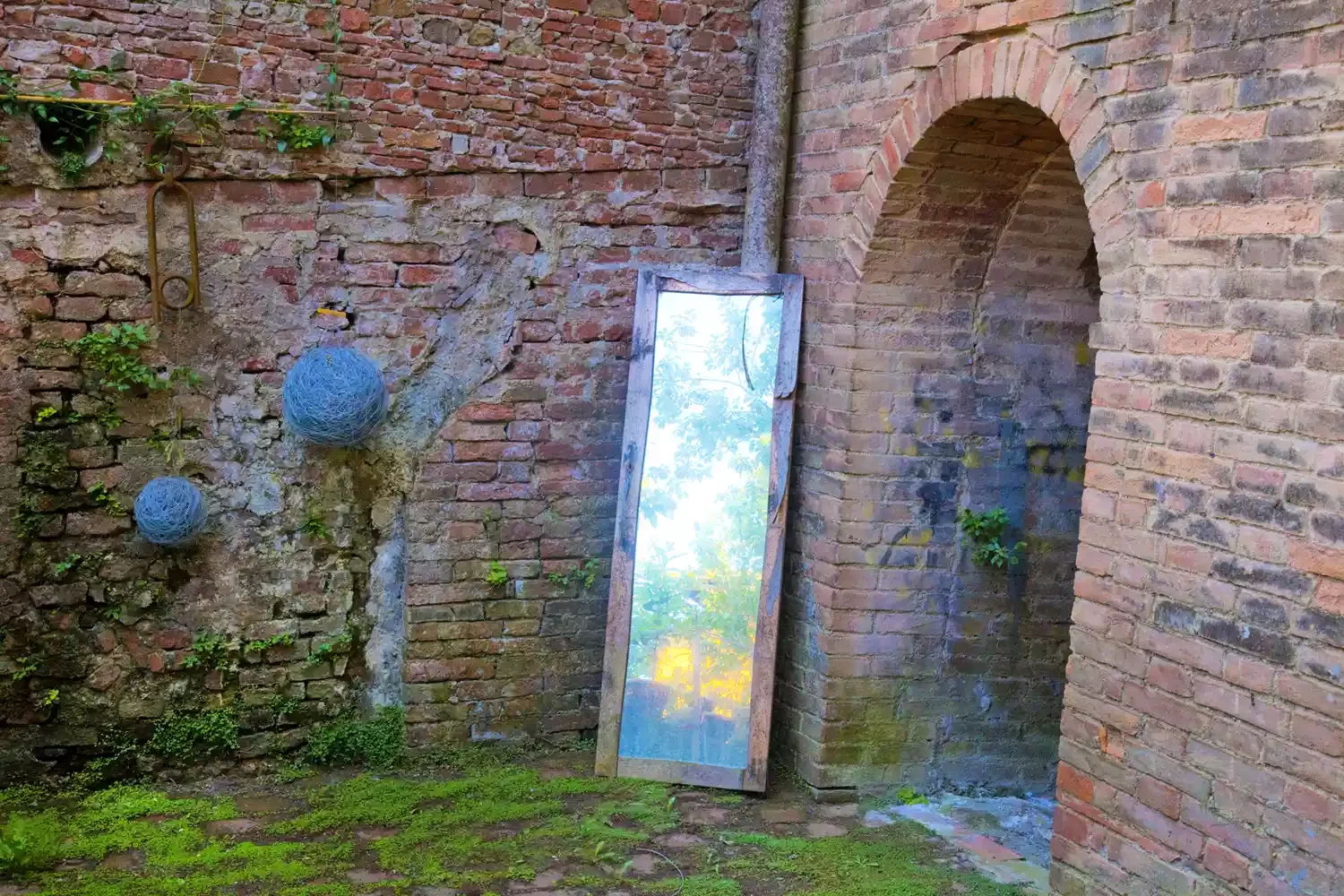 Make Use of Garden Mirrors