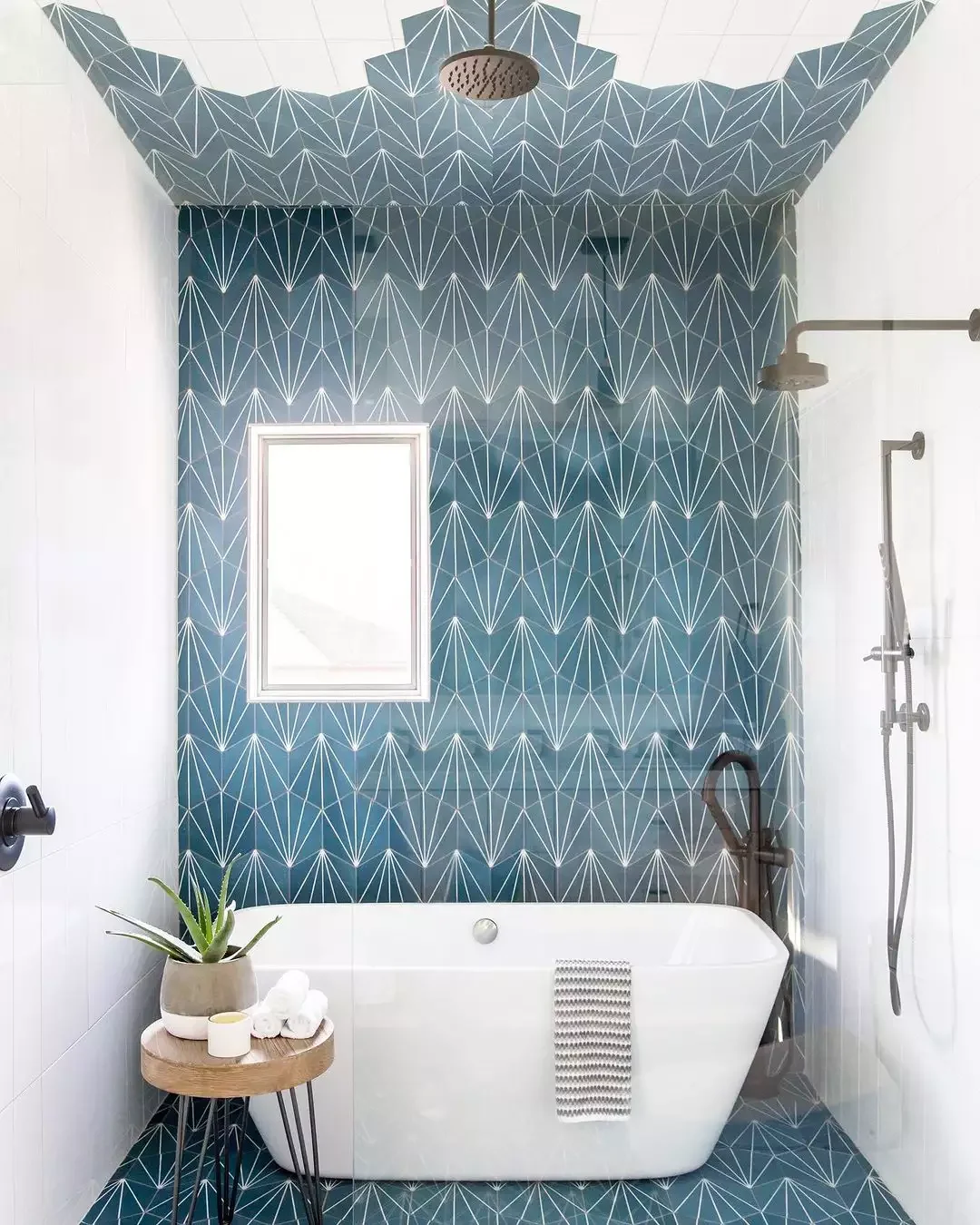 20 Creative Ways to Combine Your Bathtub and Shower in One Space 5 Make a Statement Wall