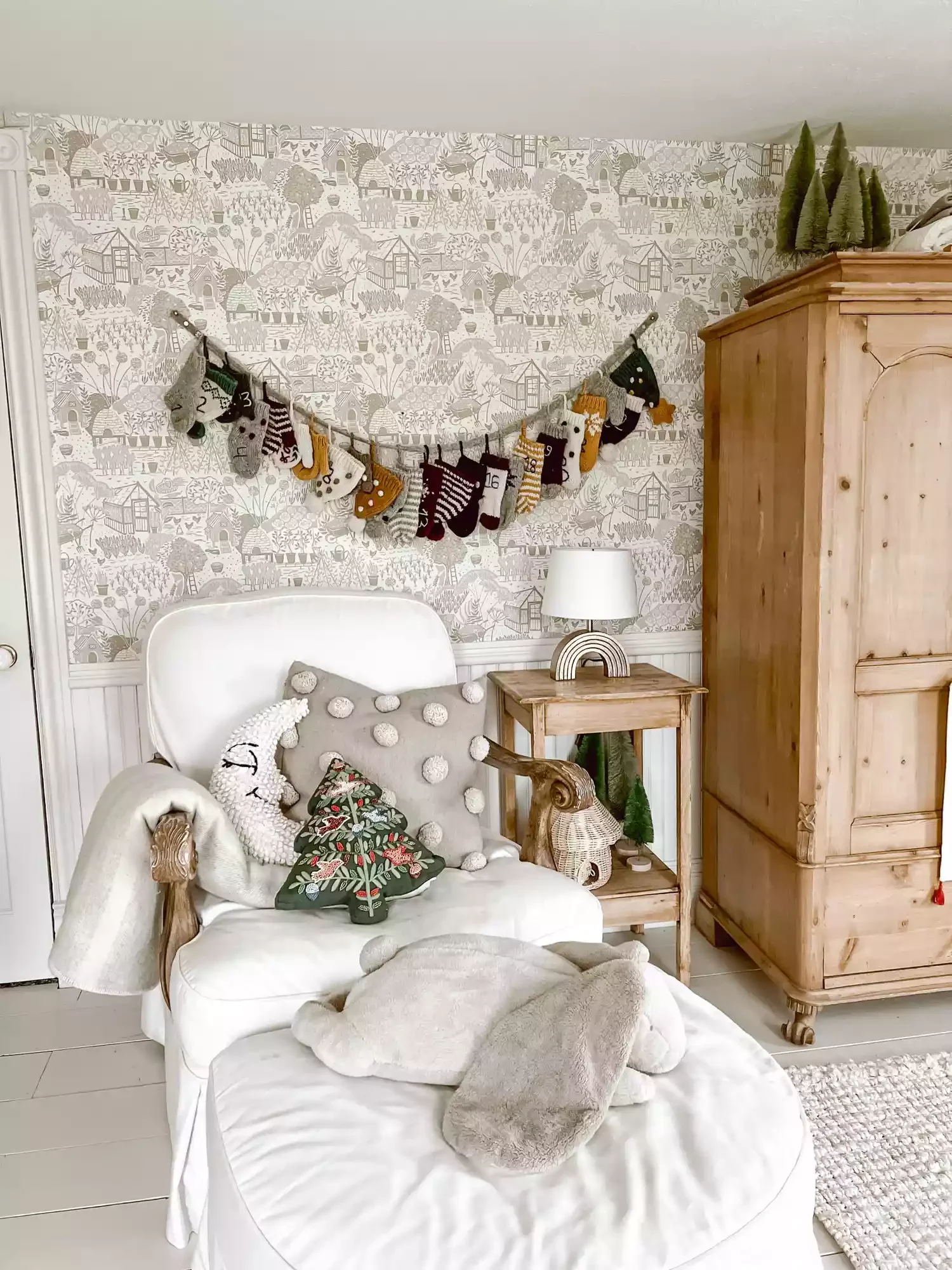 50 Stunning DIY Advent Calendar Ideas That Look Designer-Made 44 Make a Stocking Garland