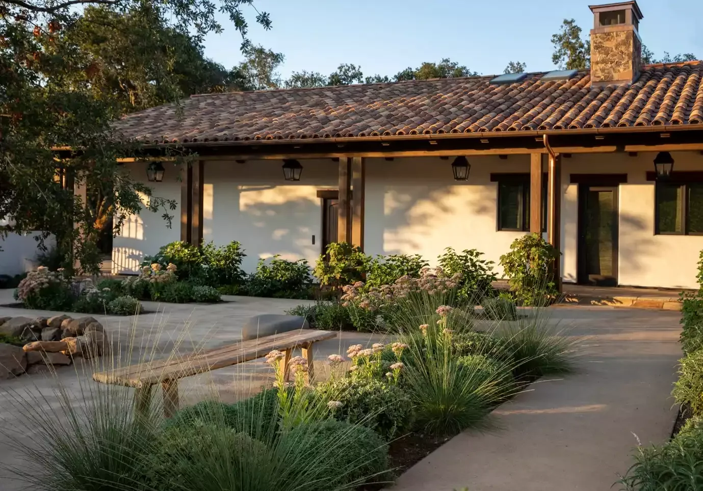 52 Beautiful Courtyard Ideas That Transform Your Outdoor Living Space Manicured Courtyard