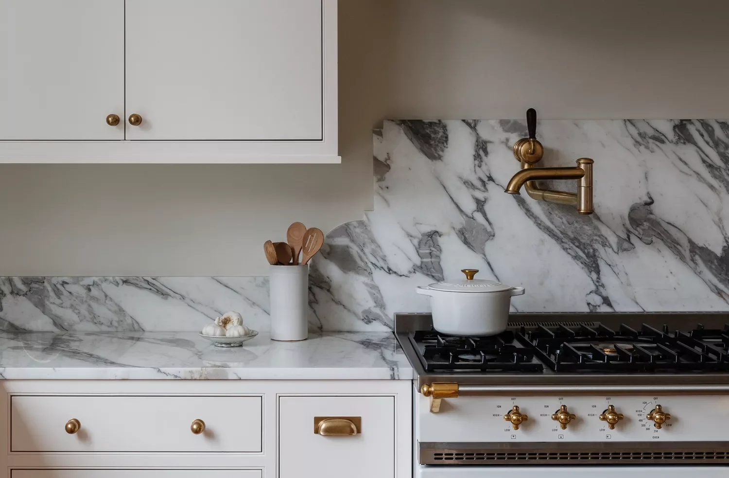 20 Gorgeous Cream Kitchen Cabinet Ideas to Transform Your Space 21 Match Cabinets and Walls