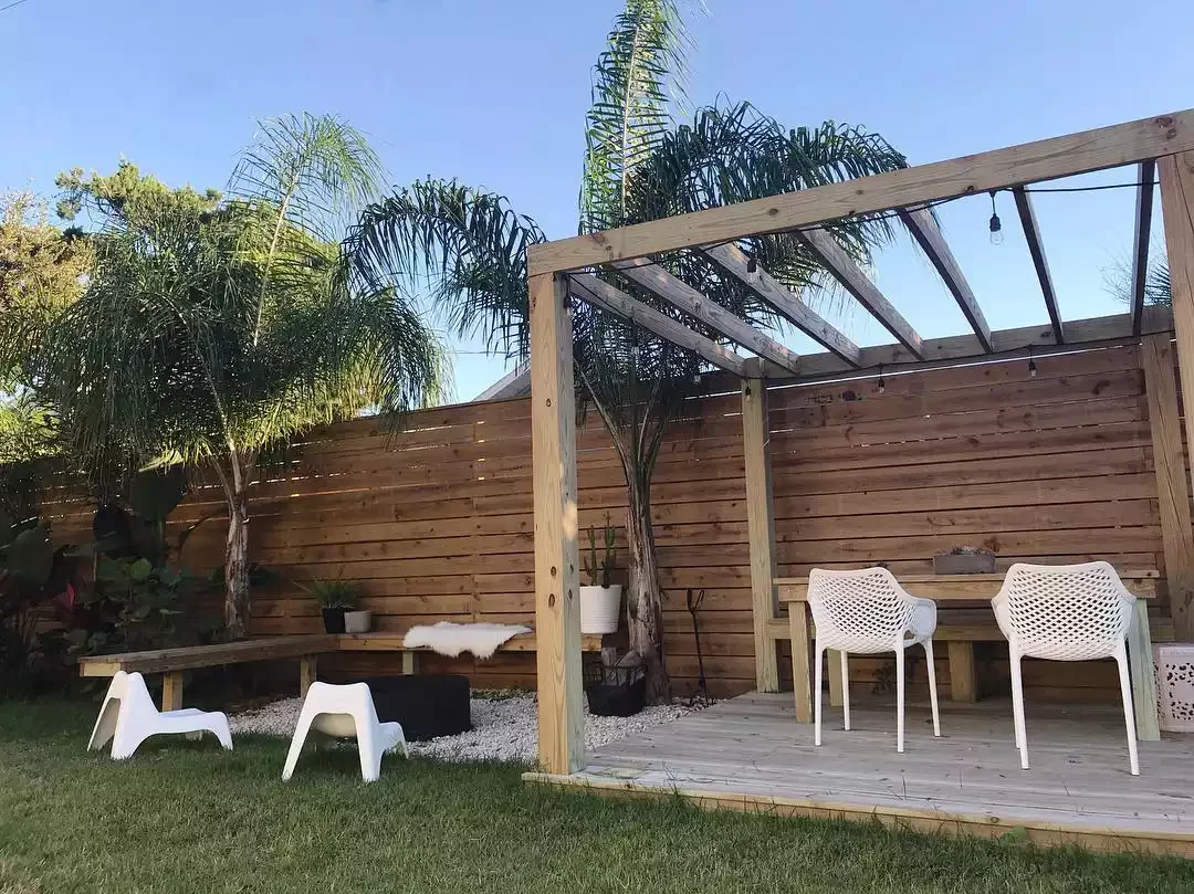 17 Stylish Horizontal Fence Designs That Will Transform Your Outdoor Privacy Matching Wood Accents