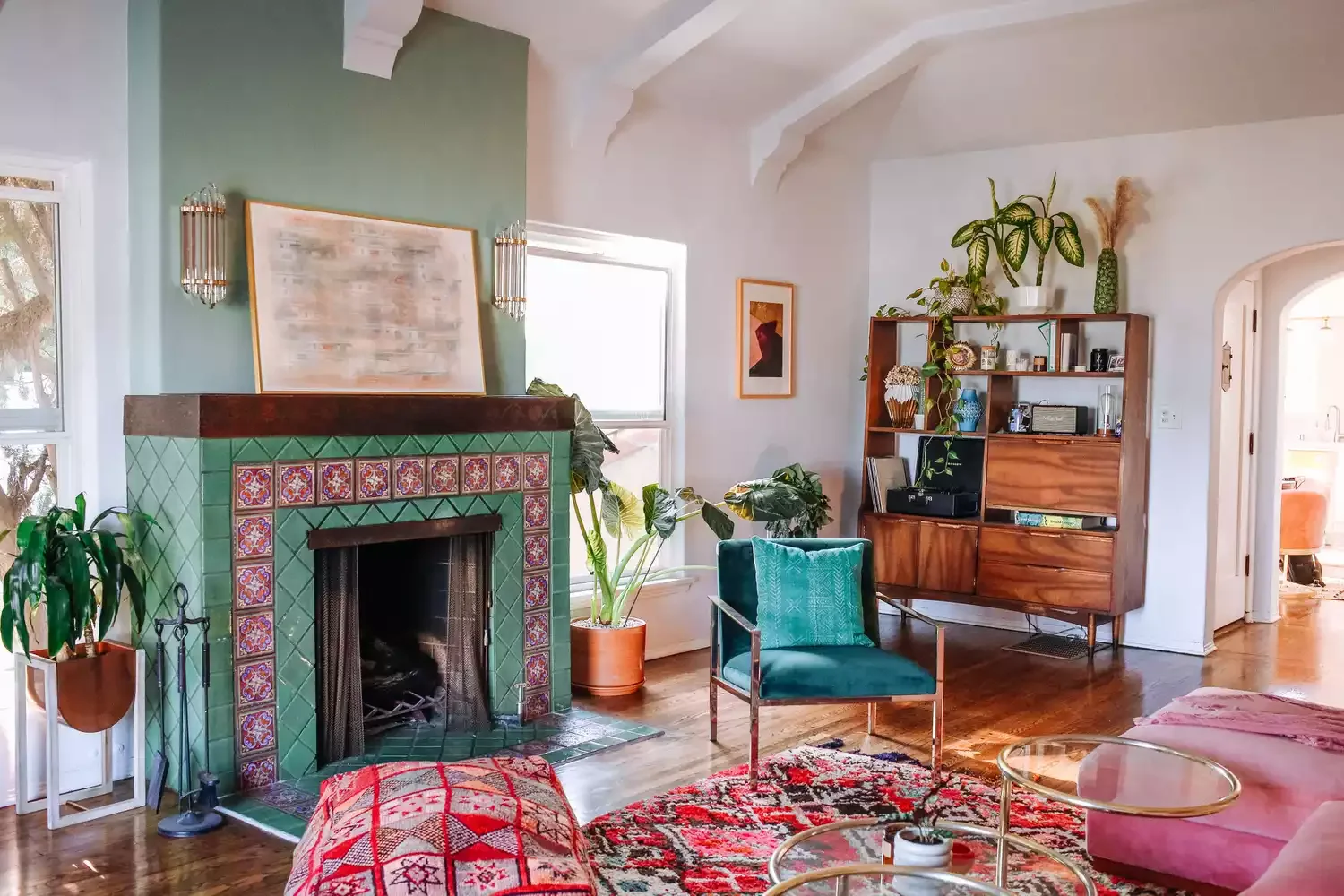 20 Bohemian Decor Ideas to Transform Your Home Into a Relaxing Haven 18 Maximalist Bohemian Living Room