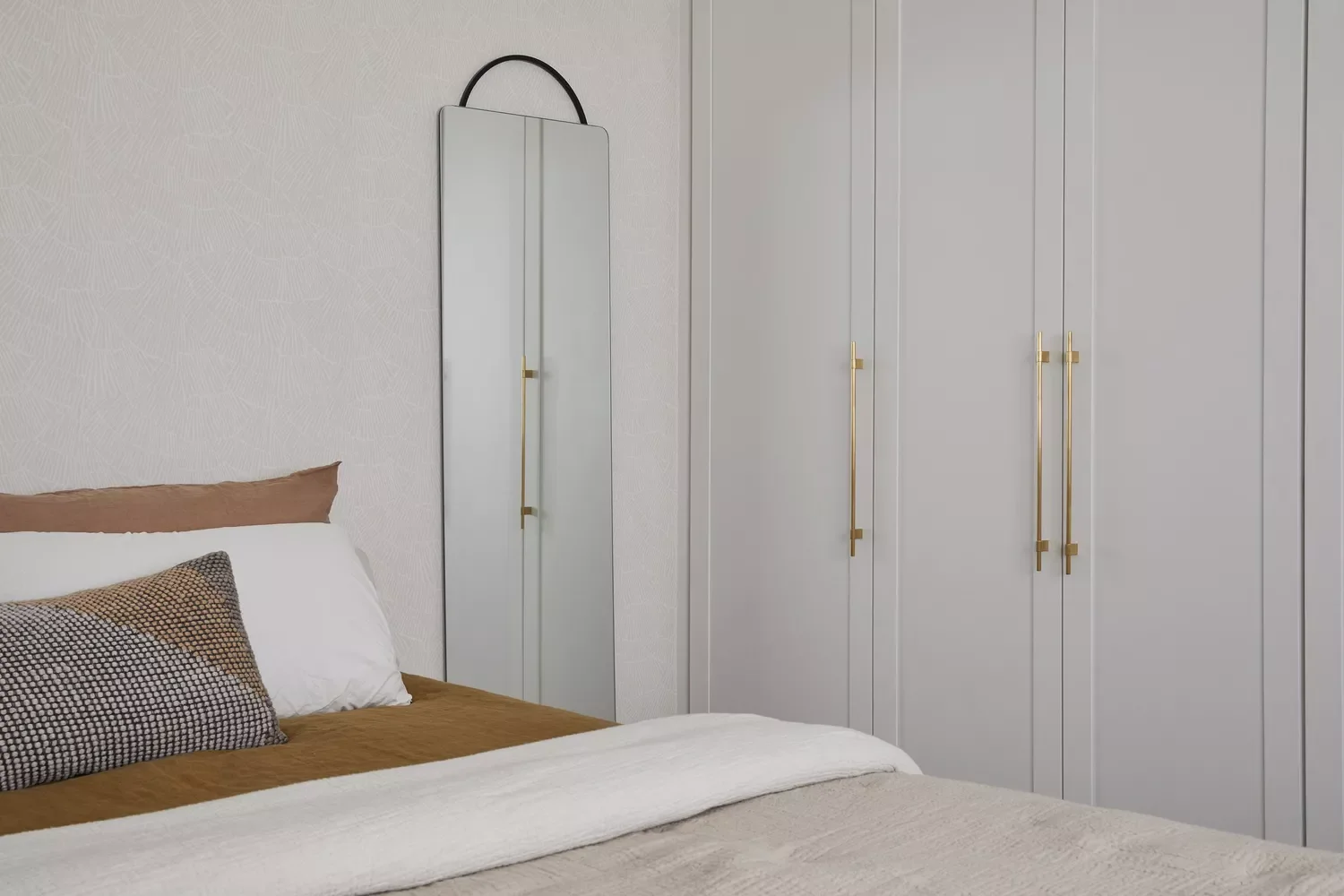 31 Luxurious Bedroom Design Ideas That Transform Your Space Into a Five-Star Retreat 11 Maximize Closet Space