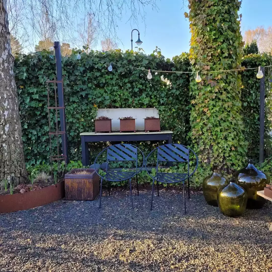 20 Creative and Budget-Friendly Gravel Patio Design Ideas 8 Maximize Texture With Ivy Walls