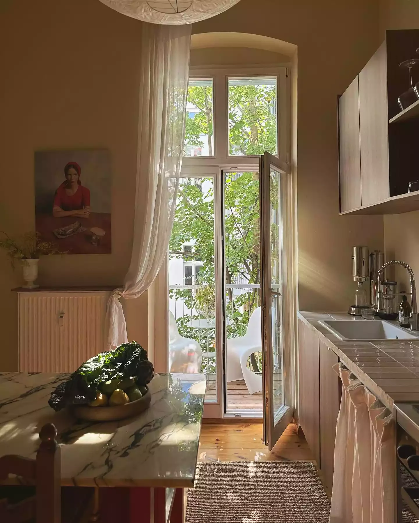 52 Creative Apartment Kitchen Ideas That Keep Your Security Deposit Safe 2 Maximize Views