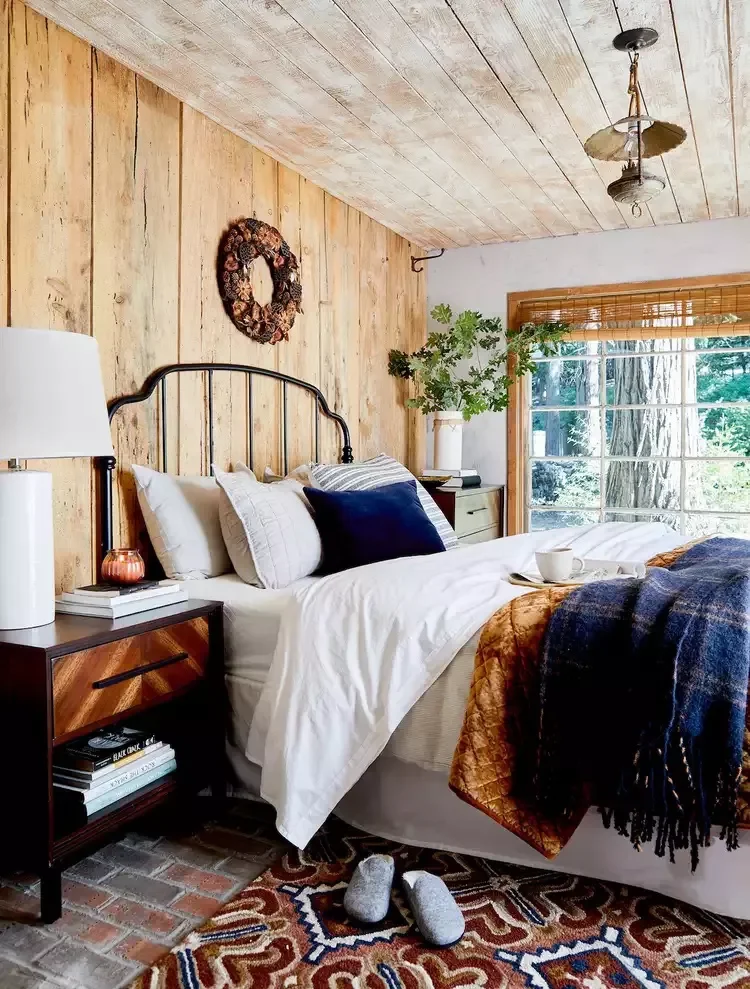 22 Fresh Ways to Give Your Log Cabin a Modern Makeover 5 Merge Midcentury and Rustic