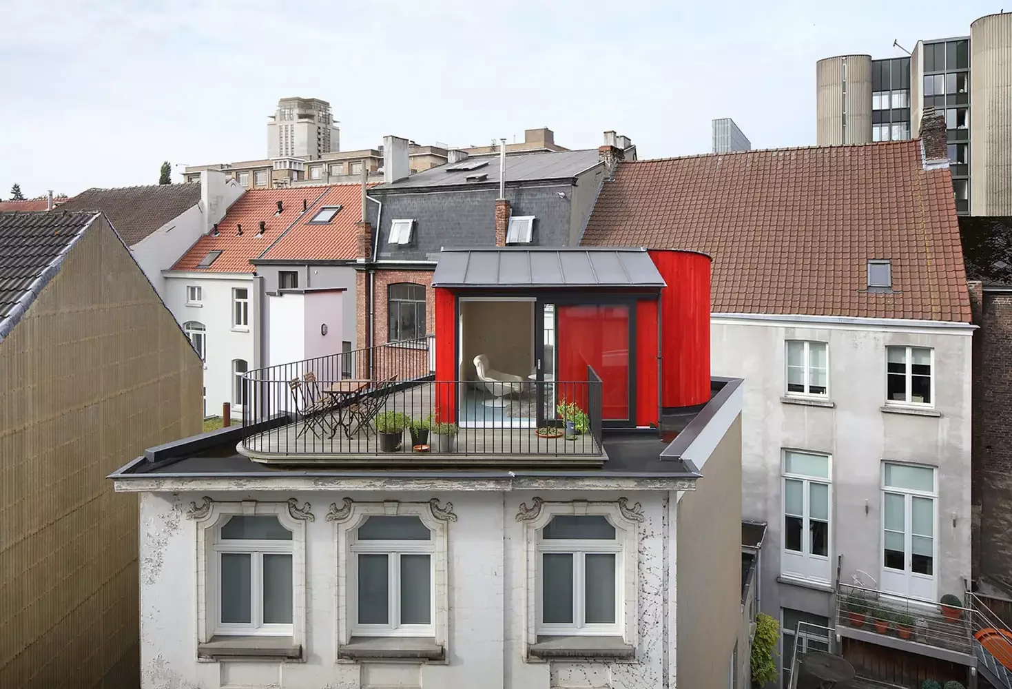 13 Breathtaking Home Addition Ideas That Will Transform Your Space 2 Micro-Addition With Outdoor Space