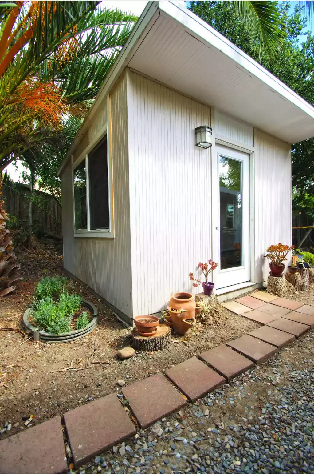 21 Inviting Guest House and Cottage Designs That Welcome Everyone 16 Mid-century Modern Guest House