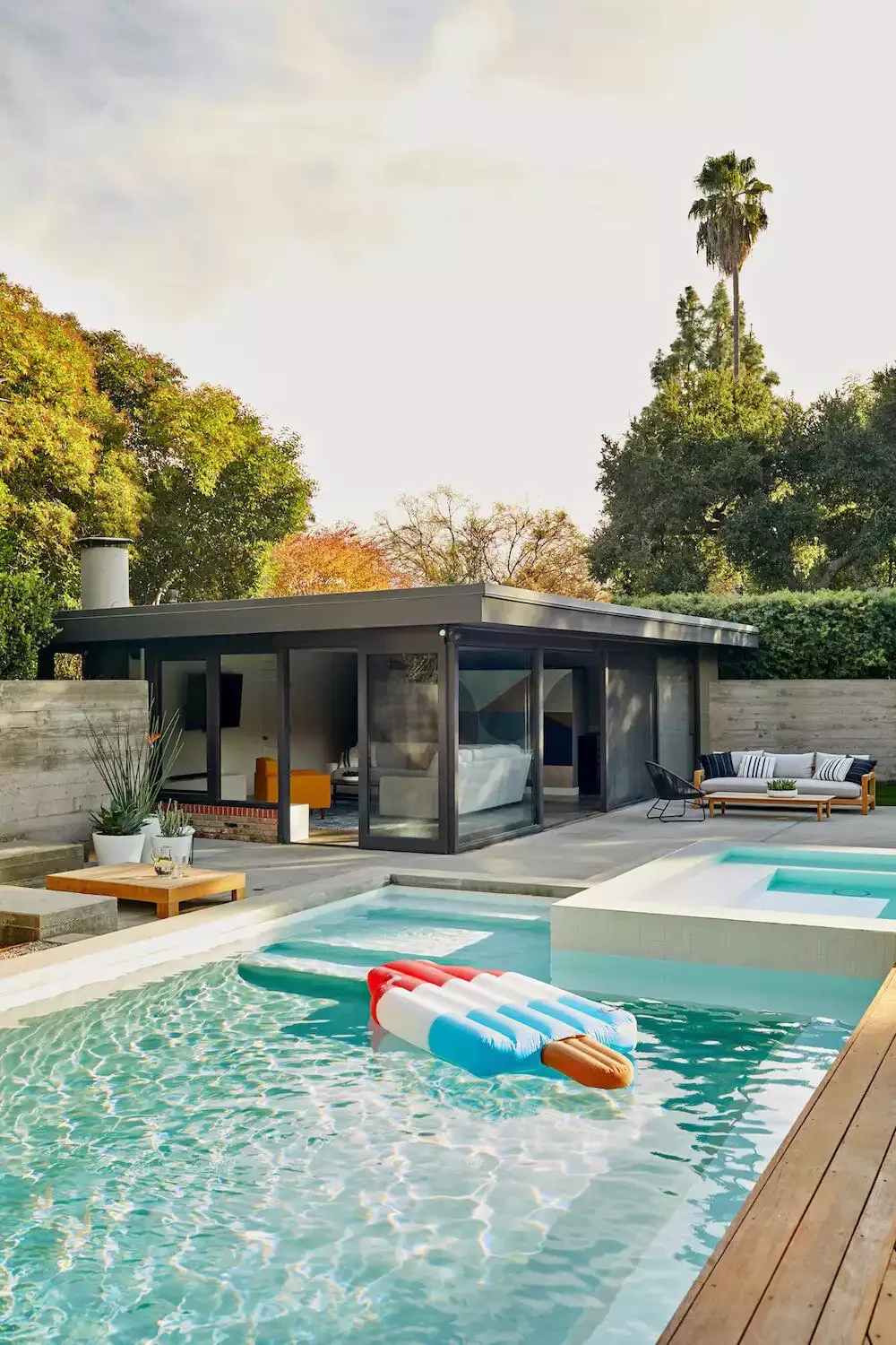 52 Beautiful Courtyard Ideas That Transform Your Outdoor Living Space Midcentury Modern Courtyard