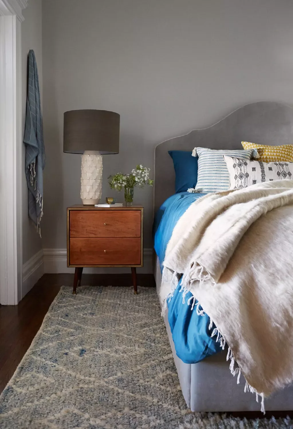 27 Stunning Midcentury Modern Bedroom Ideas That Will Transform Your Space 8 Midcentury Modern Nightstand