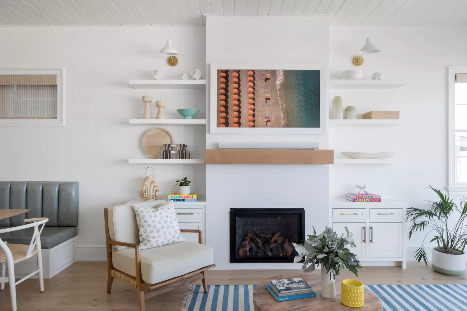 32 Coastal Living Room Ideas That Bring Ocean Vibes Home 17 Midcentury Touches