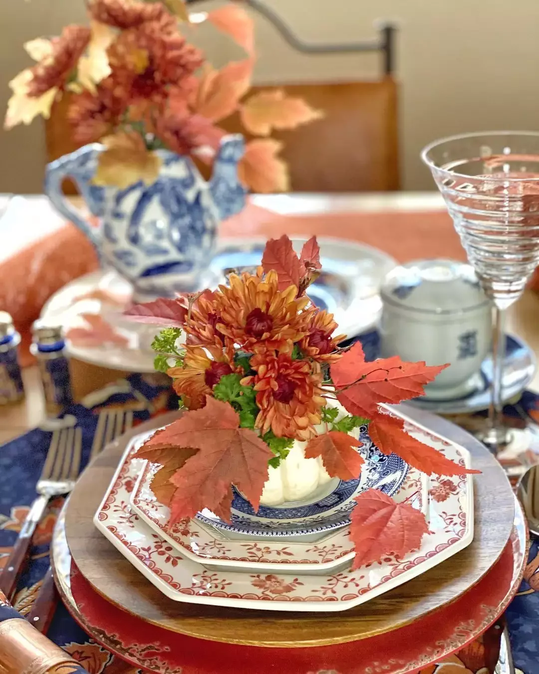 62 Stunning Thanksgiving Table Ideas That Will Wow Your Guests 8 Mini Pumpkin Place Setting