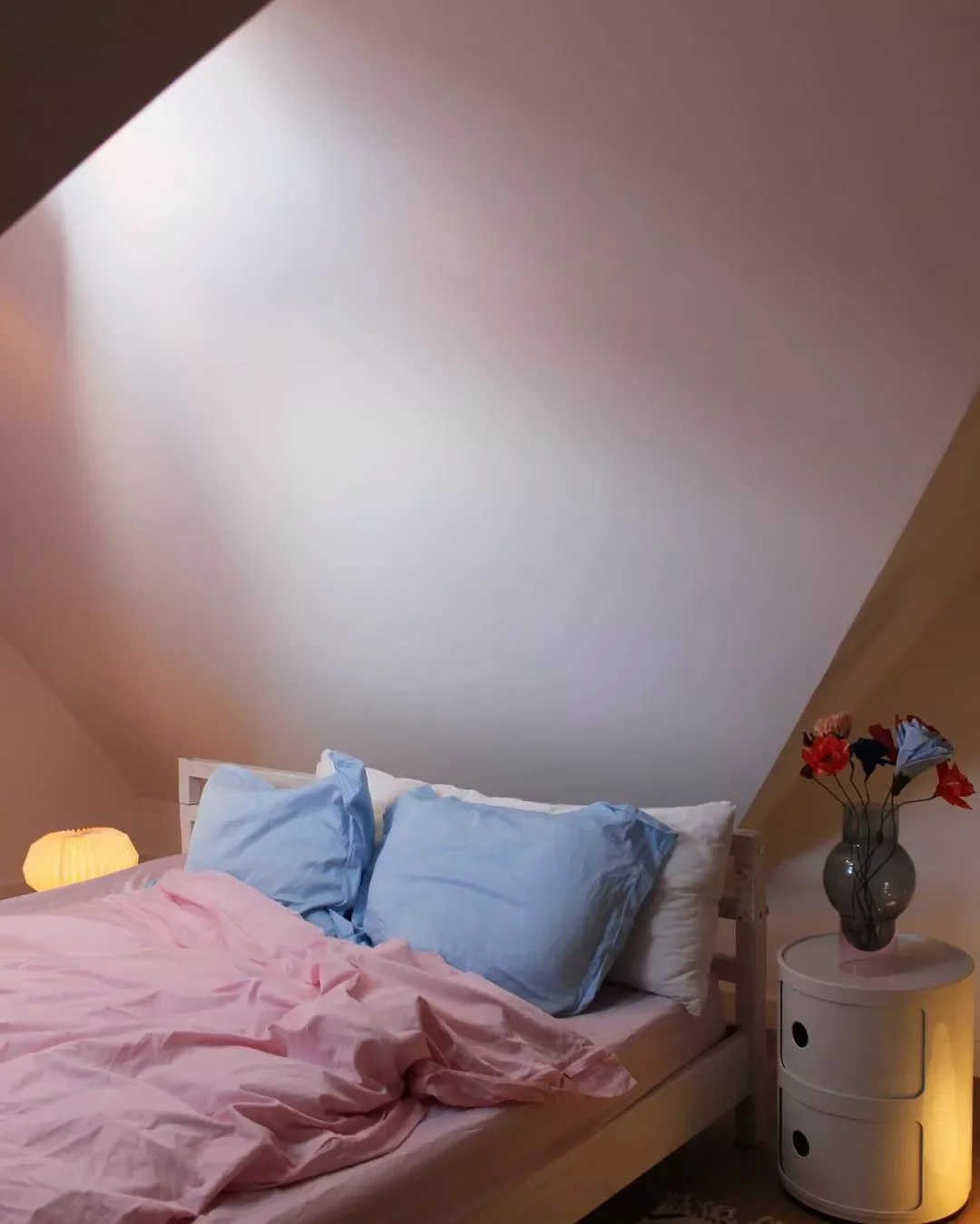 28 Brilliant Ways to Transform Your Low Sloped Ceiling Bedroom 12 Minimal Finishes