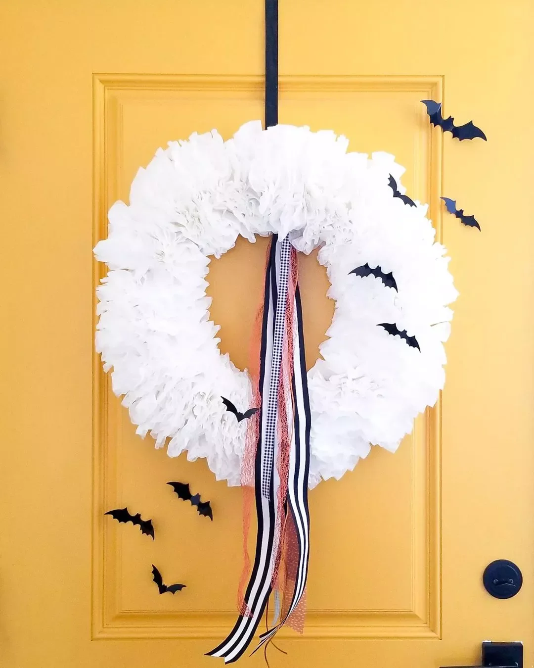45 Spooktacular Halloween Wreath Ideas That Will Make Your Front Door the Neighborhood's Favorite Stop 17 Minimalist Halloween Wreath