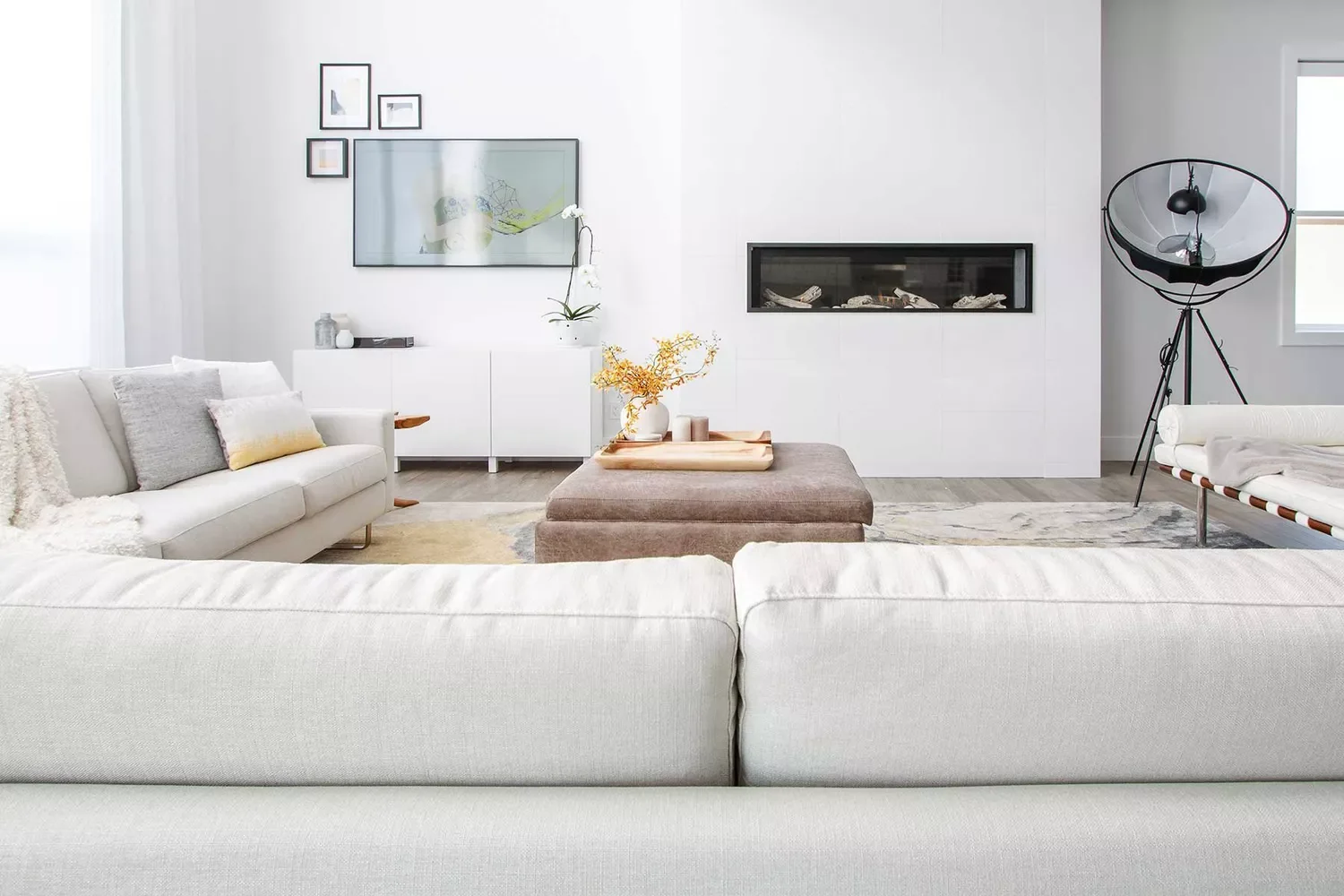 27 Stunning Linear Fireplace Ideas for Modern Homes That Combine Style and Easy Maintenance 11 Minimalist Linear Fireplace