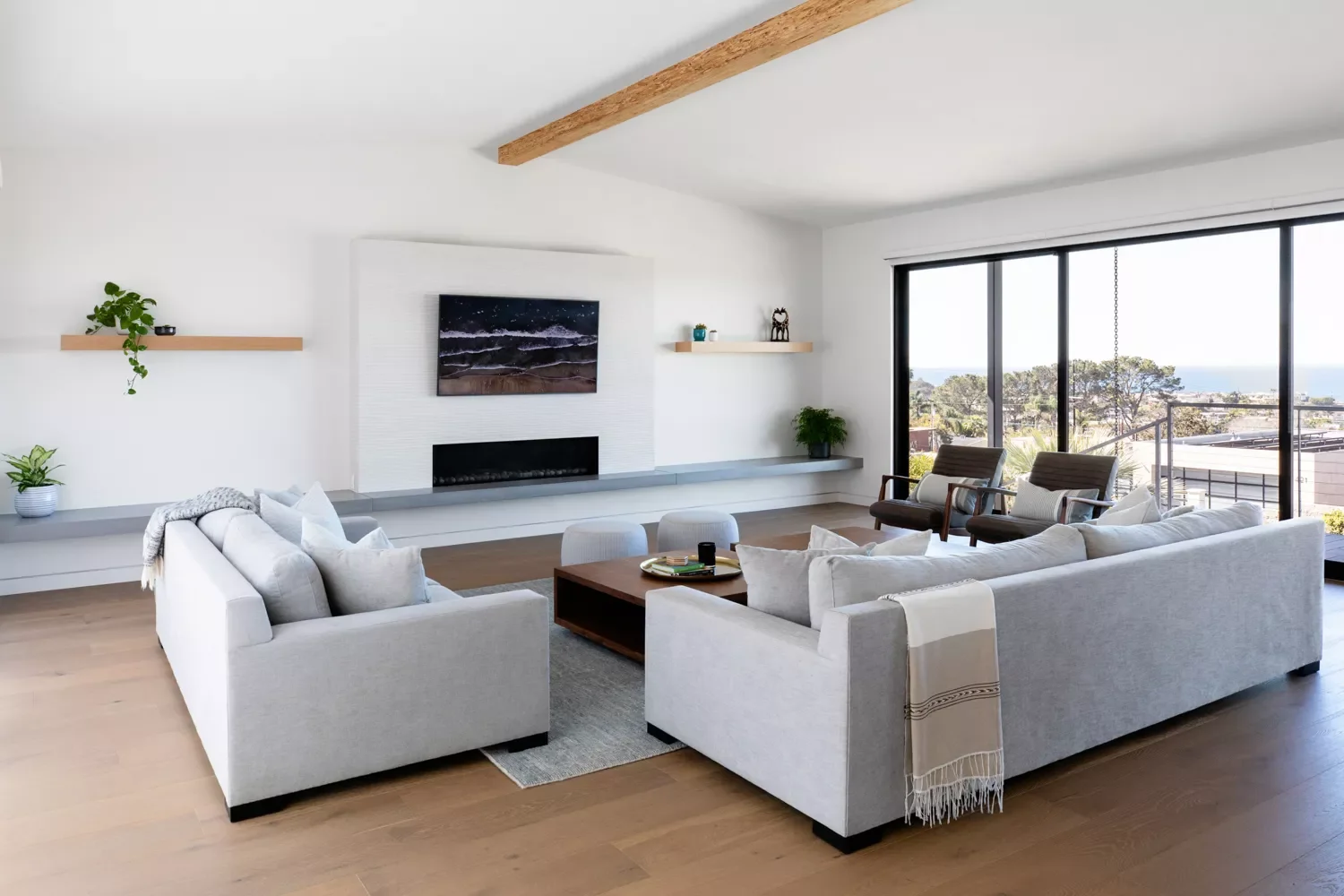 32 Coastal Living Room Ideas That Bring Ocean Vibes Home 8 Minimalist
