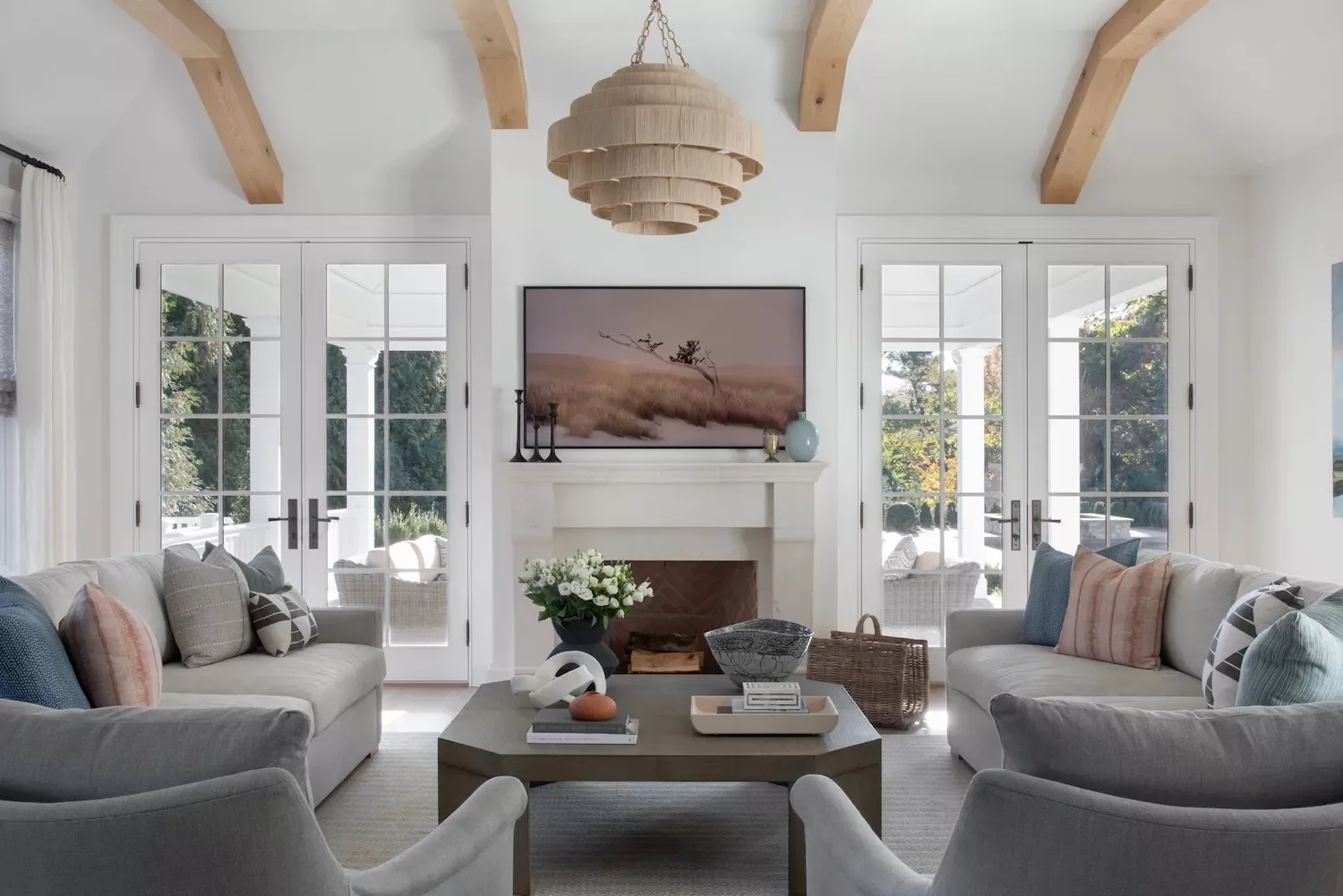 25 Brilliant Ways to Master Transitional Living Room Design 19 Minimize Contrast