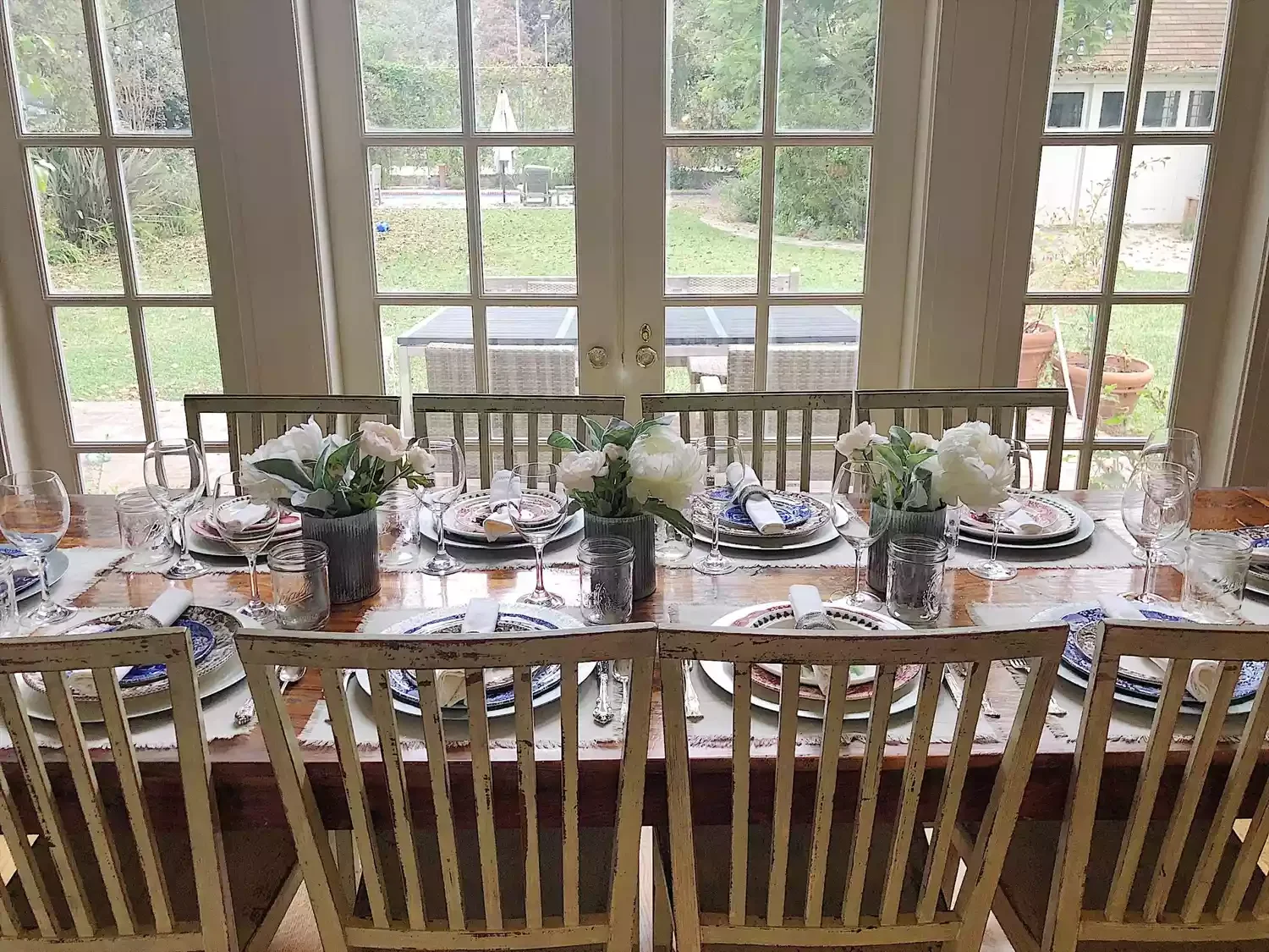 55 Stunning Thanksgiving Décor Ideas to Transform Your Home with Style 43 Mismatched Dishware
