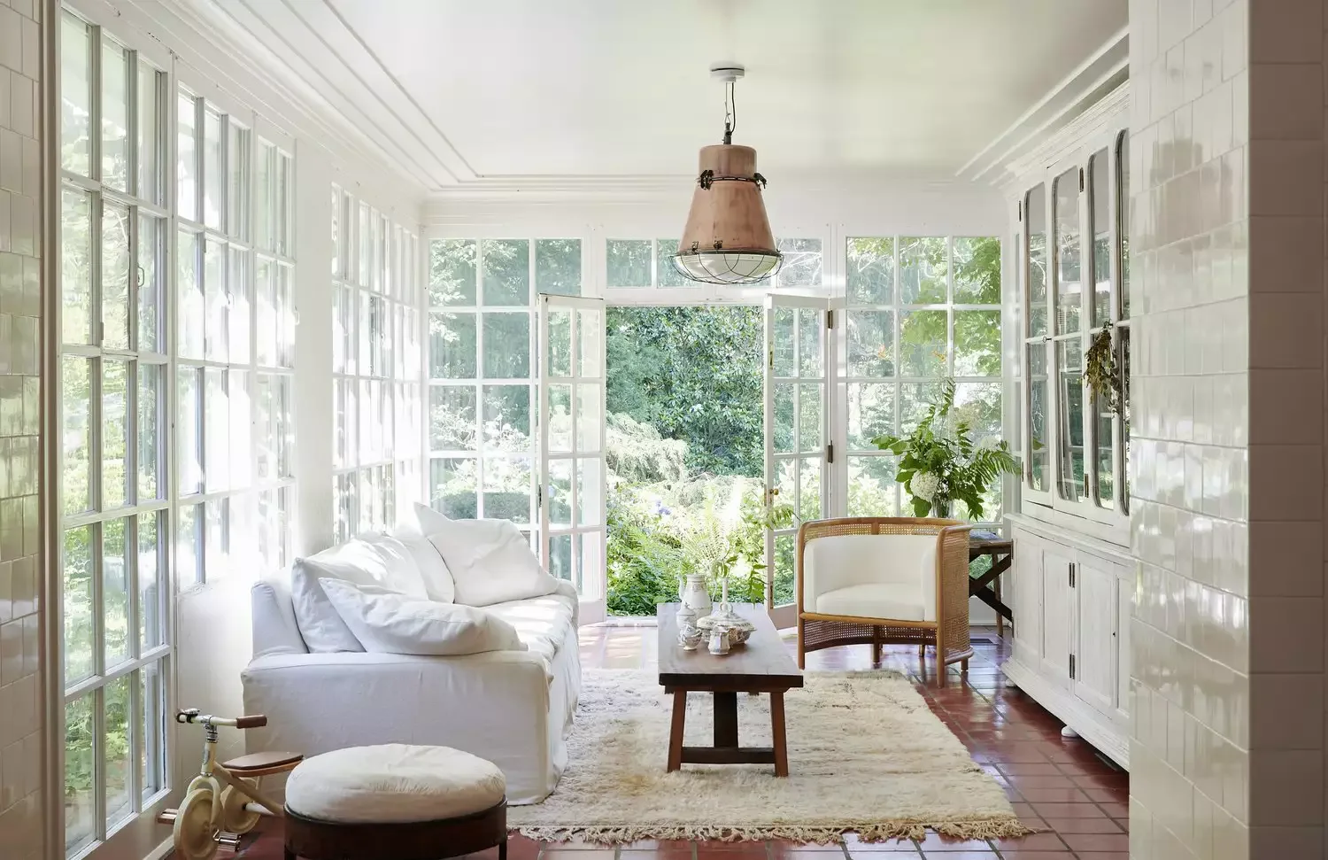 50 Stunning Sunroom Ideas That Transform Your Home Into a Light-Filled Paradise 14 Mix Finishes and Textures