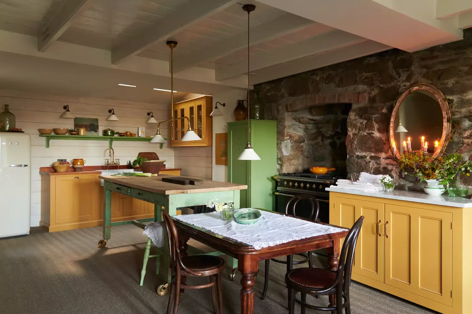 23 Cozy Country Kitchen Ideas That Create Instant Warmth 3 Mix Finishes