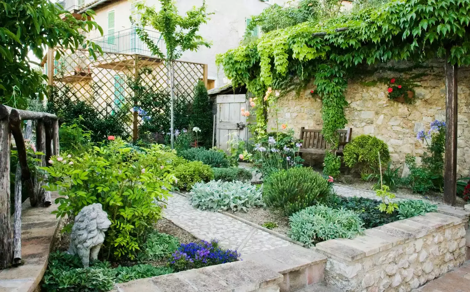24 Creative DIY Fence Projects to Transform Your Outdoor Privacy Mix Greenery