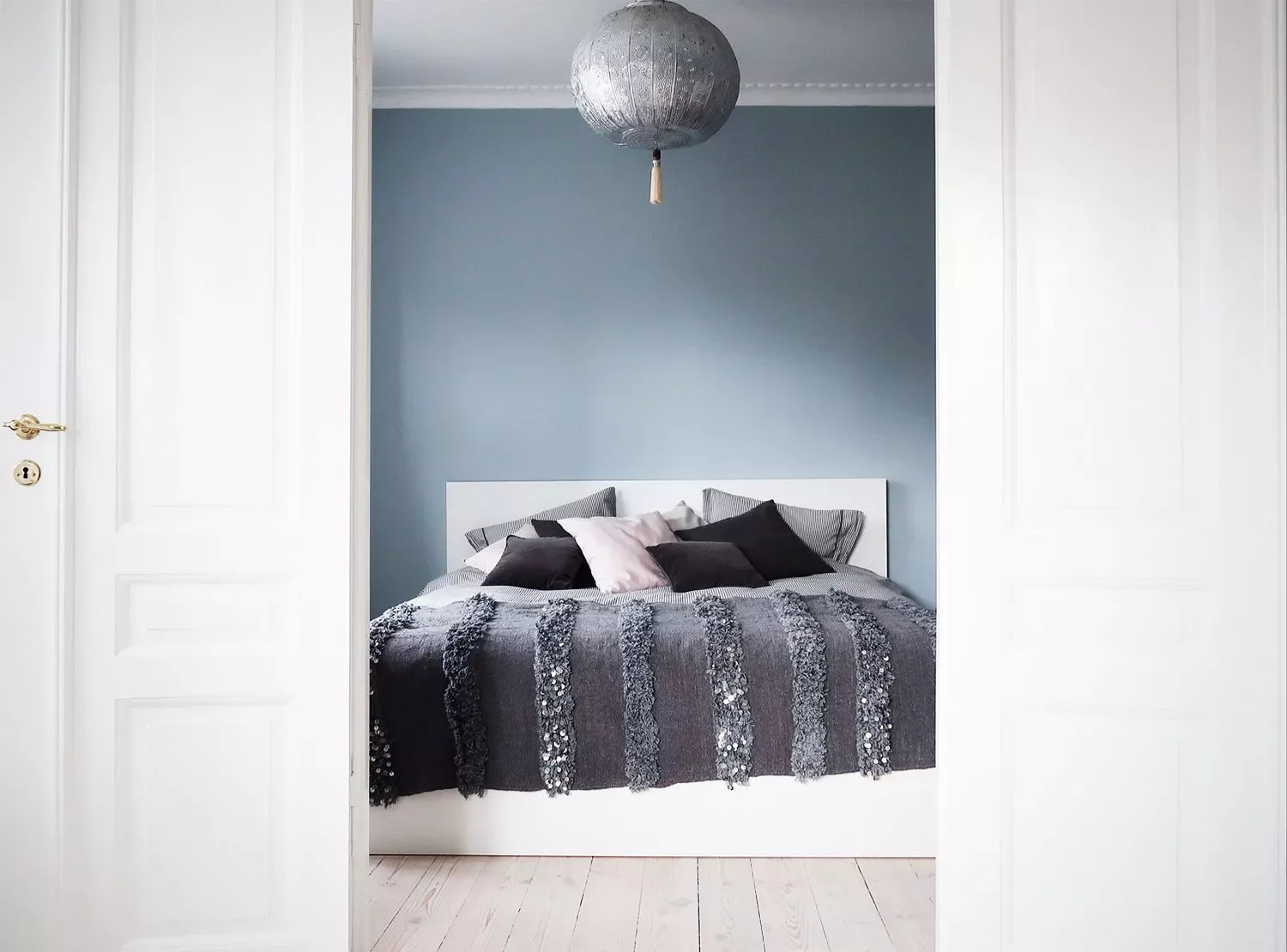 39 Effortlessly Chic Scandinavian Bedroom Ideas That Will Transform Your Space 23 Mix Influences