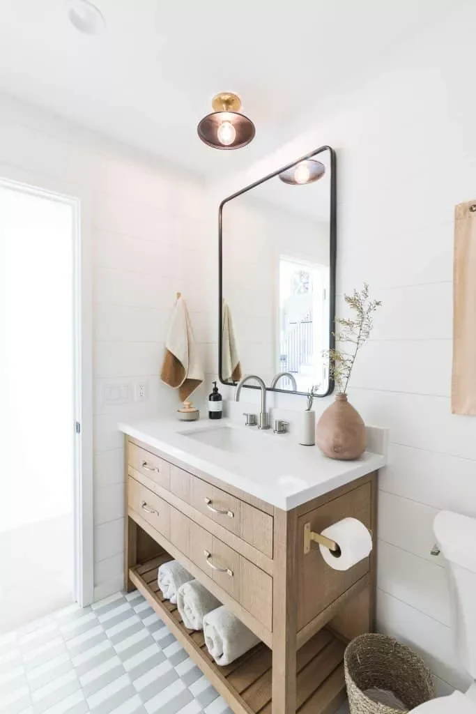32 Stunning Modern Farmhouse Bathroom Ideas for Timeless Style 16 Mix Metals