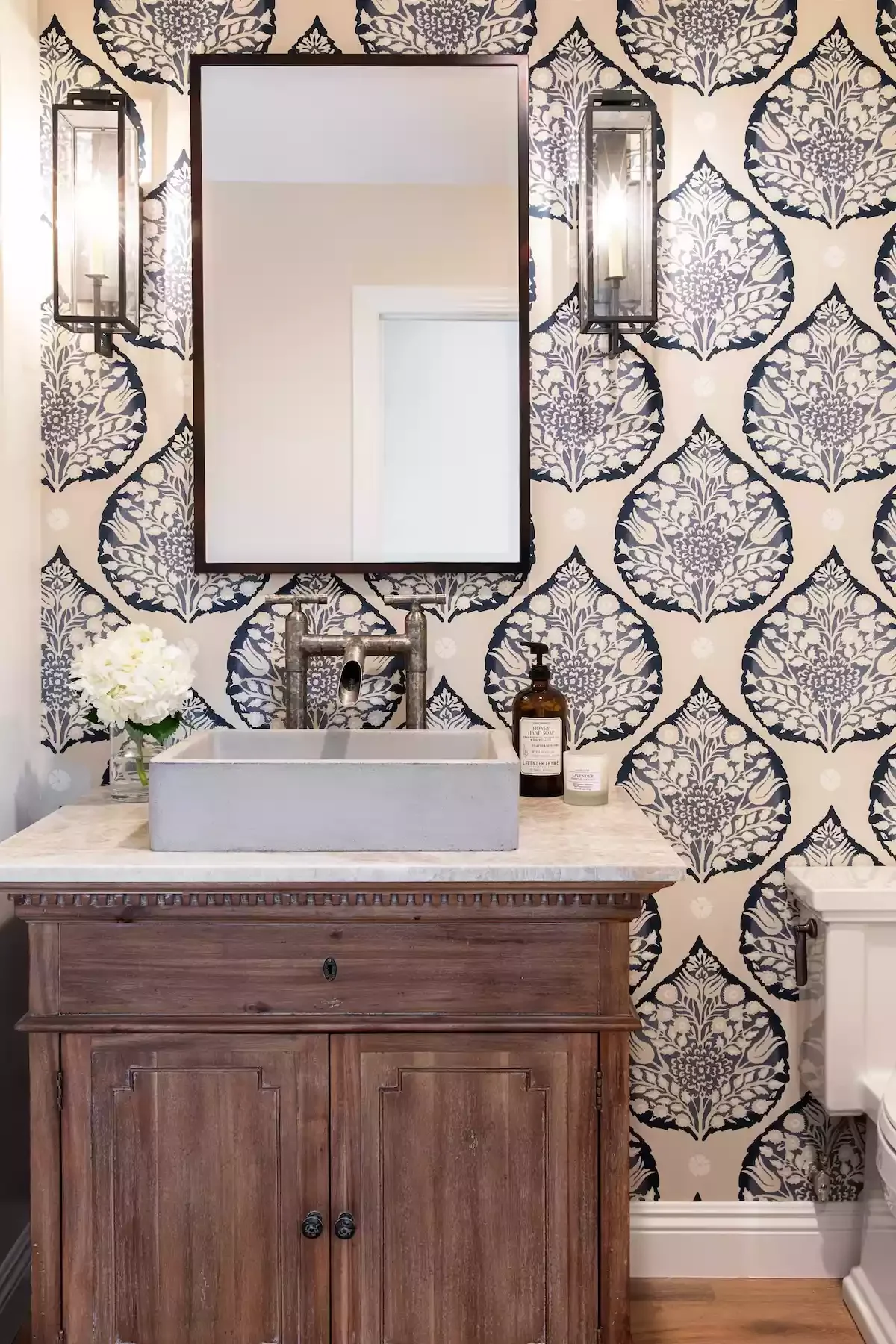 30 Rustic Bathroom Ideas That'll Give You Serious Country Cottage Vibes 11 Mix Modern and Rustic