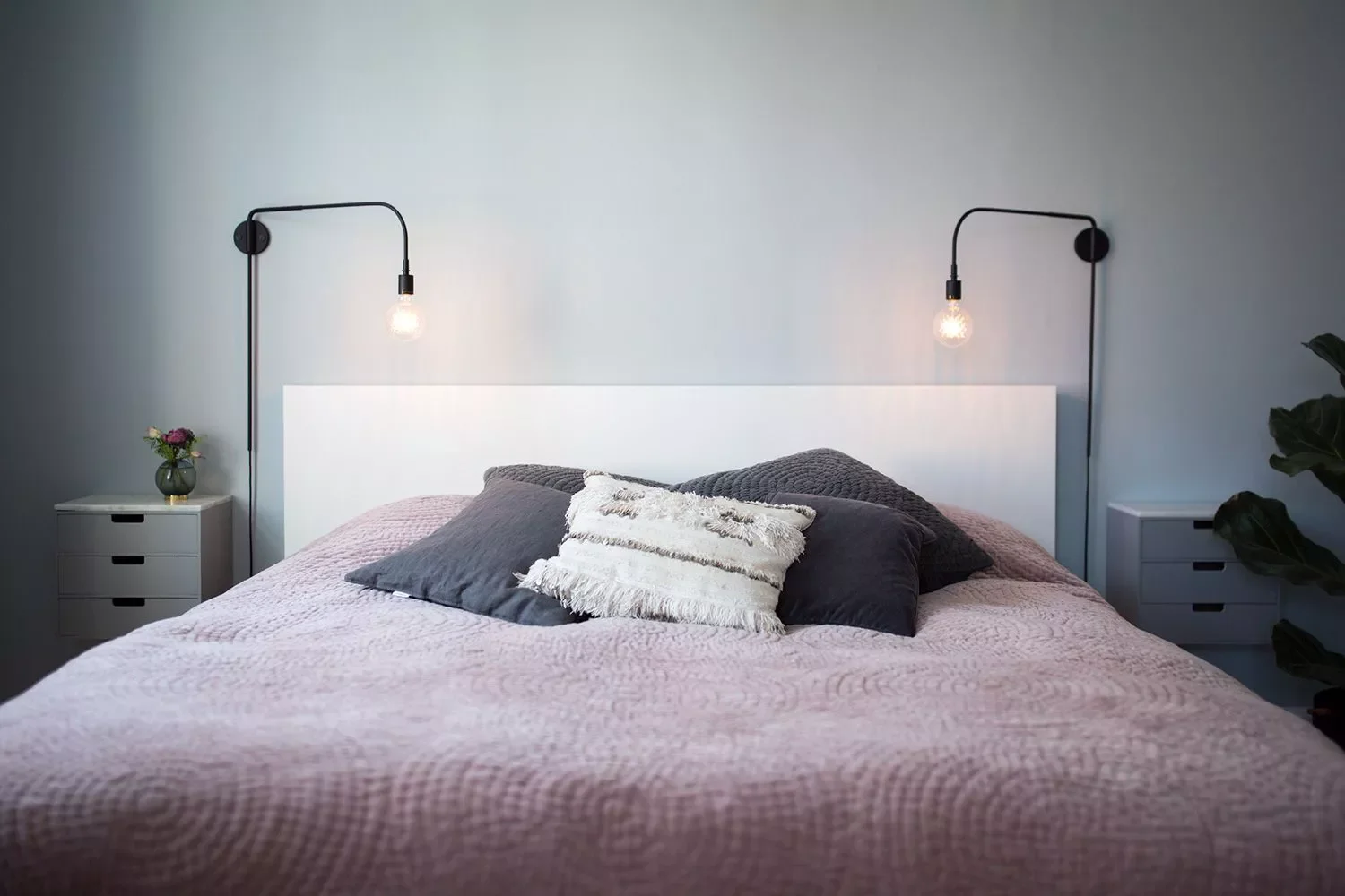 39 Effortlessly Chic Scandinavian Bedroom Ideas That Will Transform Your Space 18 Mix Pink and Gray