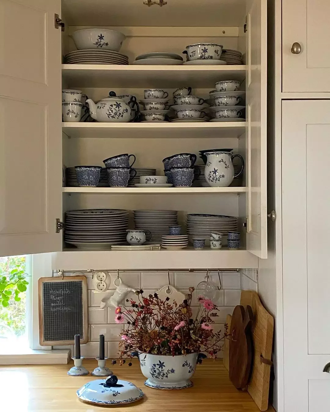 30 Charming Cottagecore Kitchen Design Ideas to Transform Your Space 19 Mix Up Your Dishware