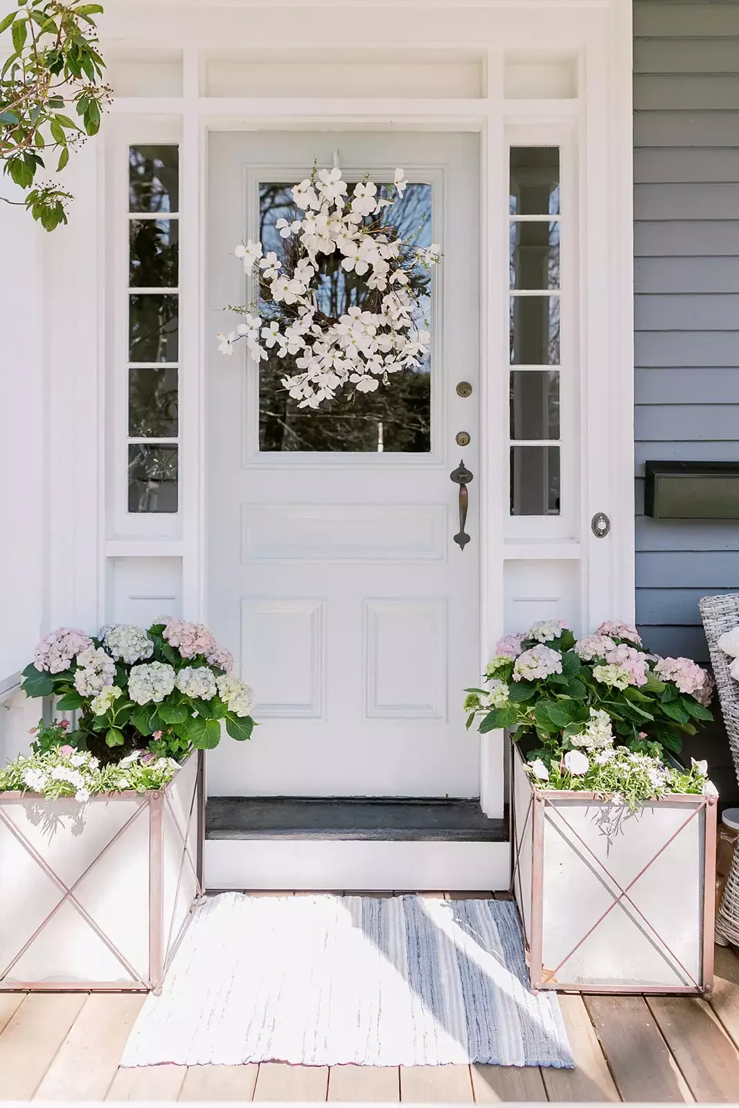 39 Stunning Front Door Decor Ideas to Welcome Every Season Mix White Flowers With Pastel Colors