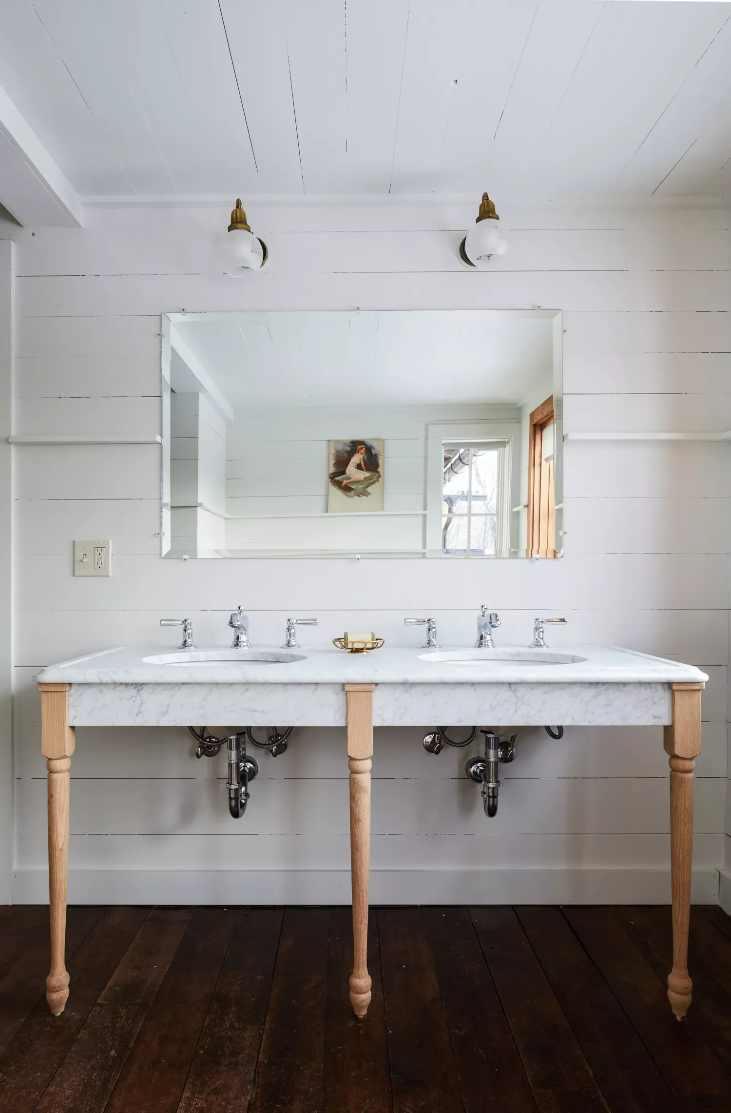 32 Stunning Modern Farmhouse Bathroom Ideas for Timeless Style 18 Mix Wood Finishes
