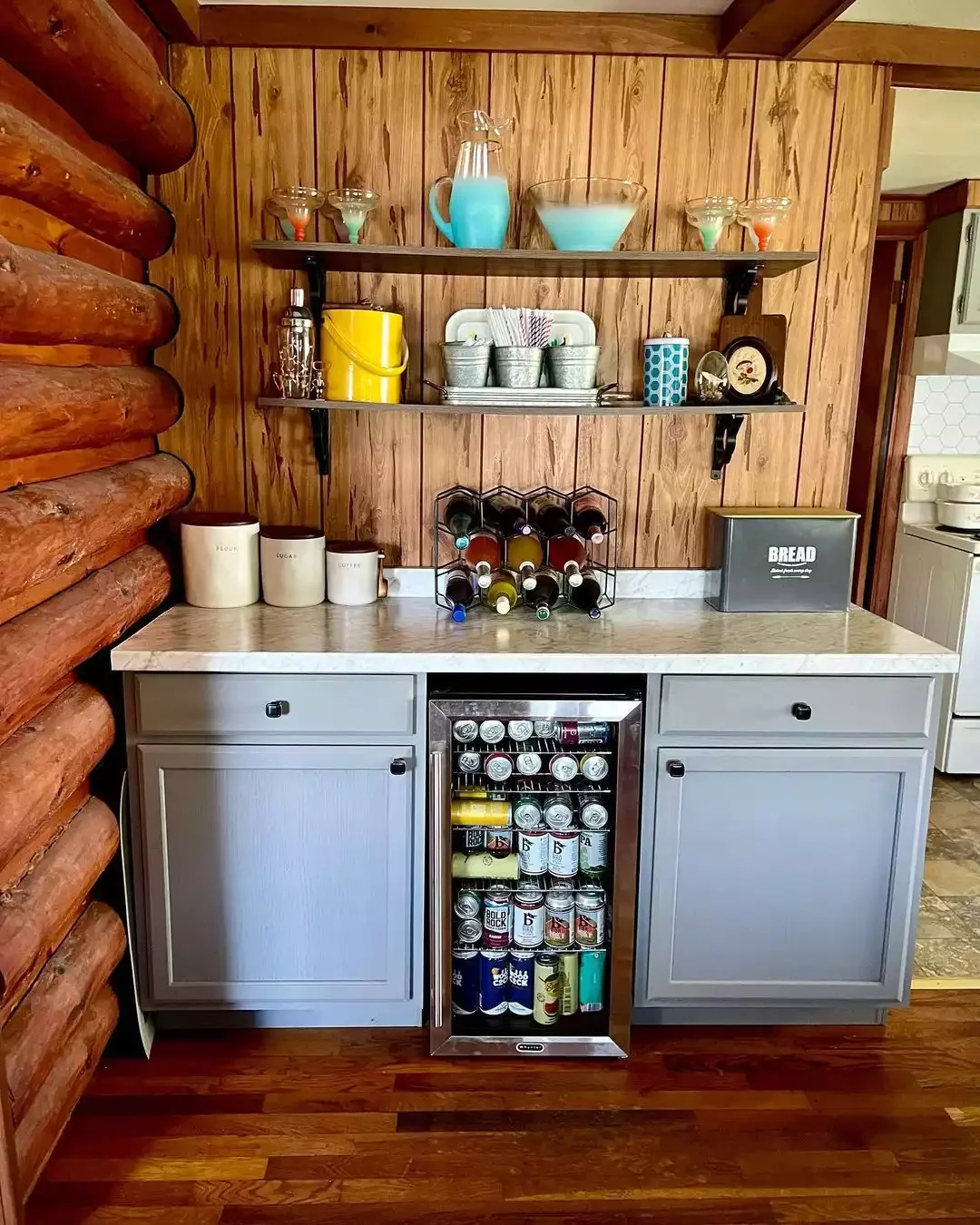 18 Cozy Cabin Kitchen Design Ideas That'll Make You Want to Move to the Mountains 4 Mix Wood and Marble