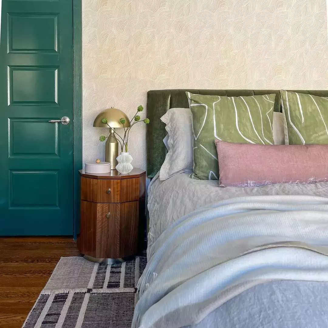 30 Cozy Bedding Ideas to Transform Your Bedroom Into a Dreamy Retreat 12 Mix and Match Colors