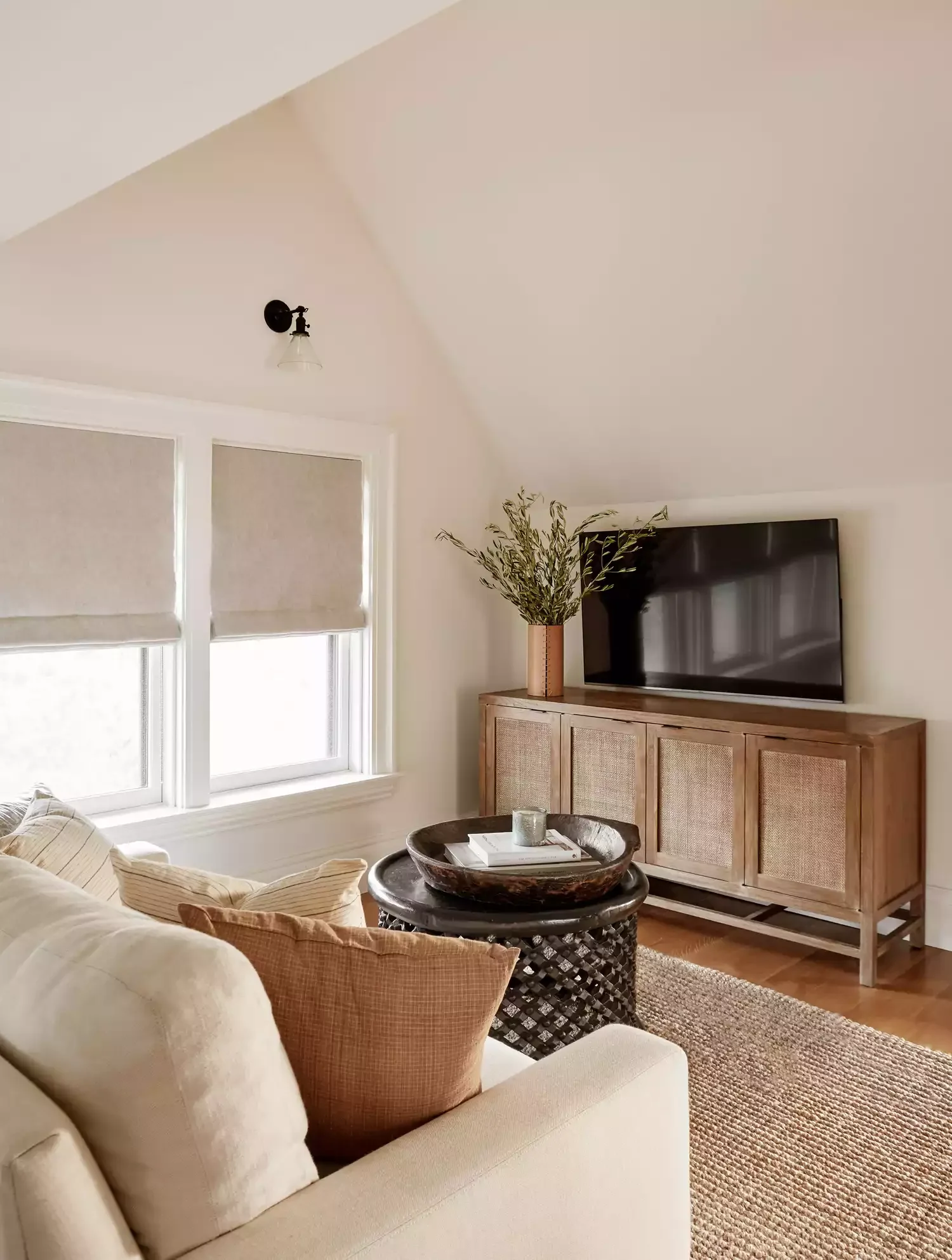42 Stylish TV Room Ideas That Balance Entertainment and Beautiful Design 5 Mix in Some Natural Materials