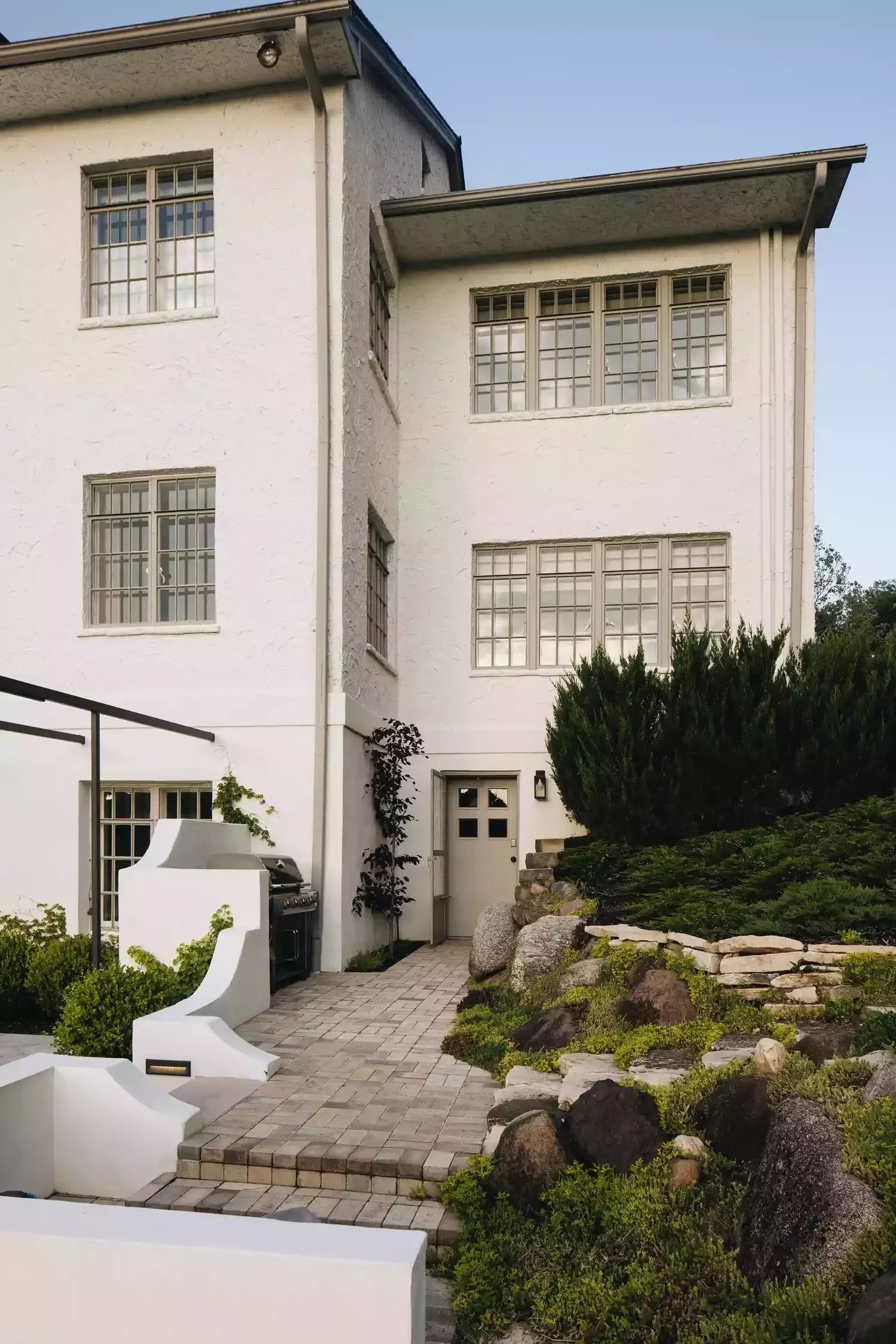 37 Stunning Retaining Wall Ideas to Transform Your Sloped Backyard Mixed Material Retaining Wall