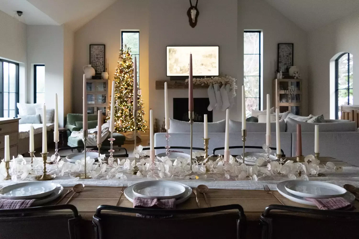 40 Stunning Christmas Table Decor Ideas That Will Make Your Holiday Gatherings Unforgettable 1 Mixed Materials