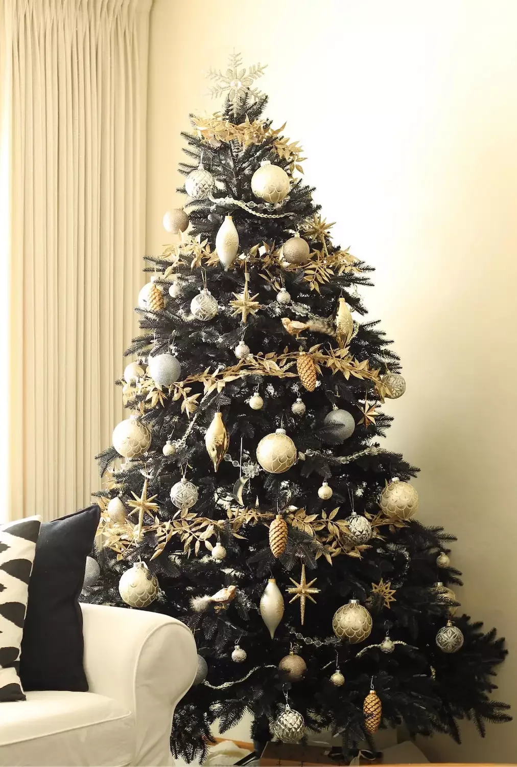 22 Stunning Black Christmas Tree Ideas That Will Transform Your Holiday Decor 14 Mixed Metal Decorations