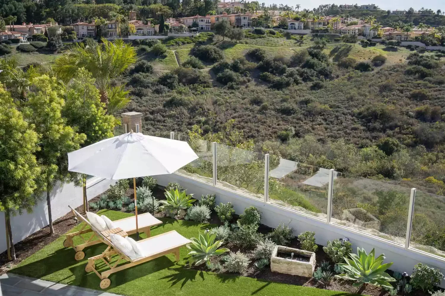 23 Stunning Backyard Water Features That Create Pure Magic Modern Backyard Fountain