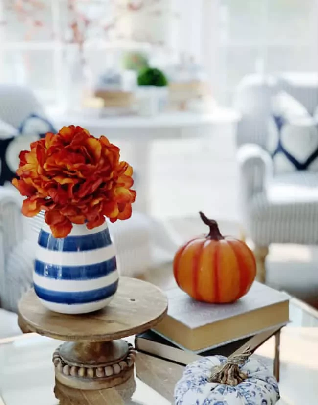 33 Autumn Living Room Ideas That'll Make Your Space Feel Incredibly Cozy 16 Modern Fall Living Room