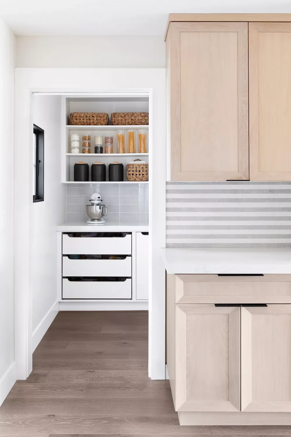 36 Kitchen Pantry Ideas That Look Amazing Modern Kitchen Pantry