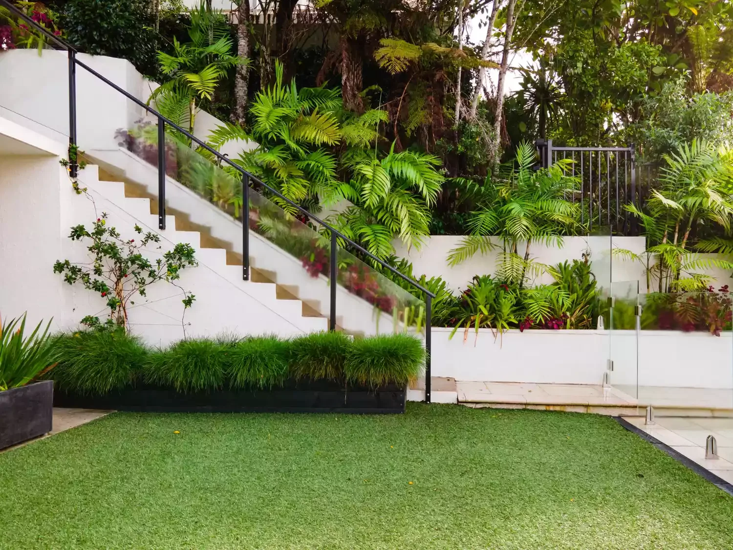 42 Stunning Retaining Wall Ideas to Transform Your Landscape Modern Poured Concrete Walls