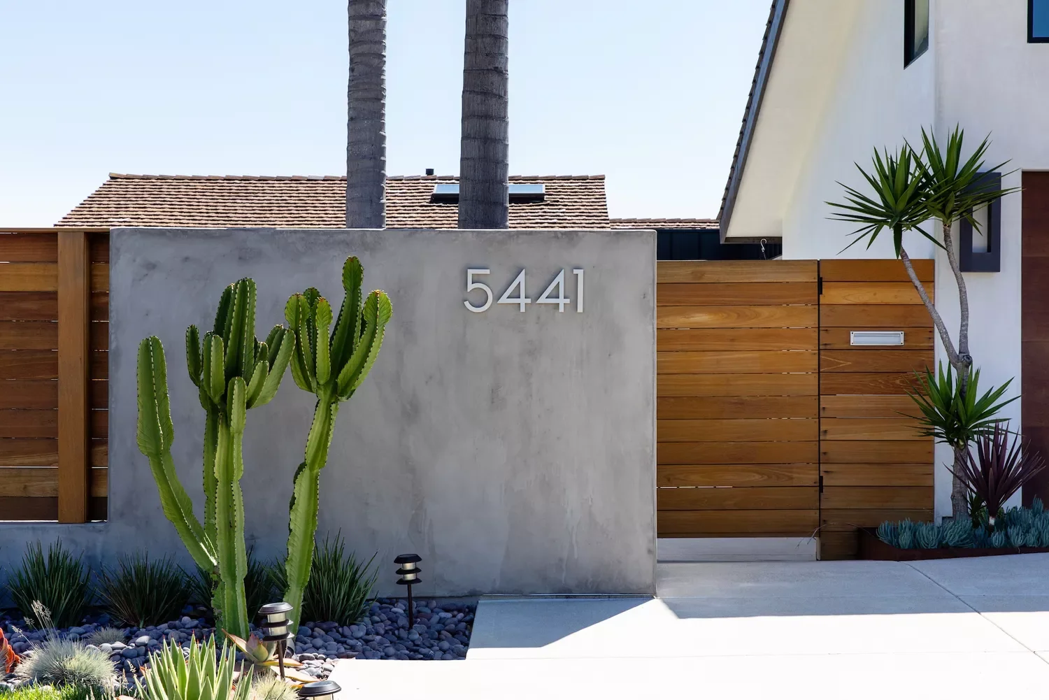 53 Stunning Privacy Fence Ideas to Transform Your Outdoor Space into a Private Paradise Modern Privacy Fence