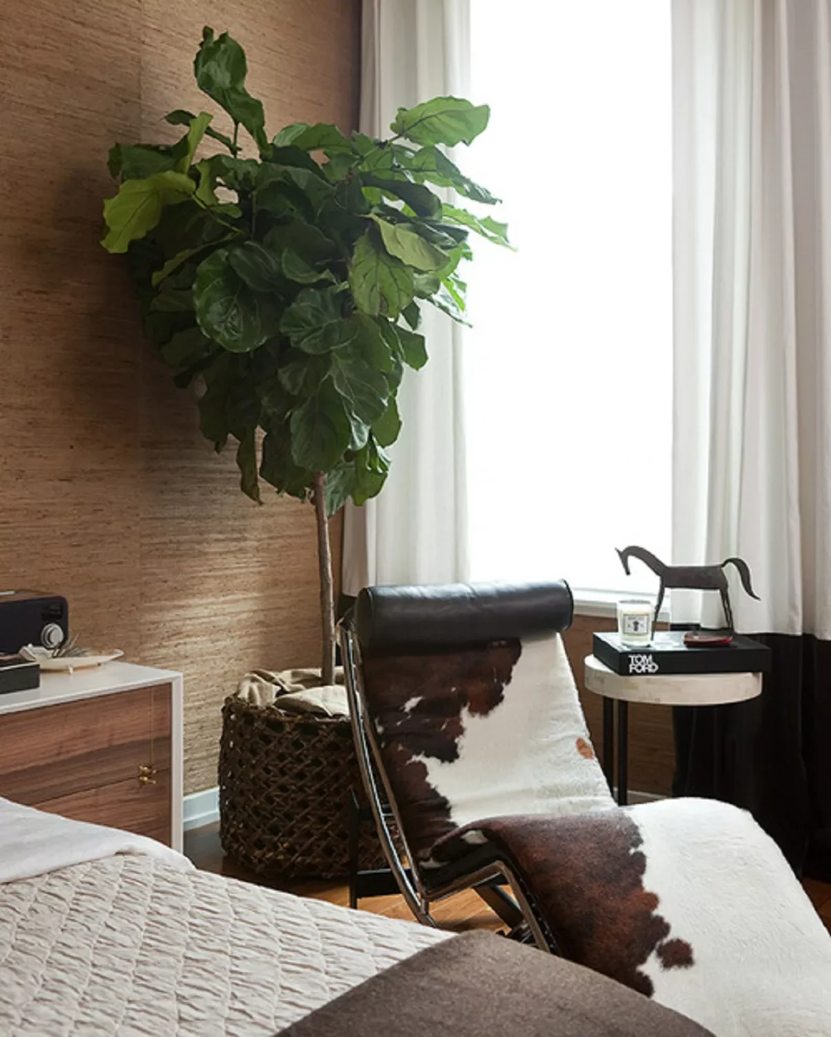 27 Stunning Midcentury Modern Bedroom Ideas That Will Transform Your Space 14 Modernist Lounge Chair