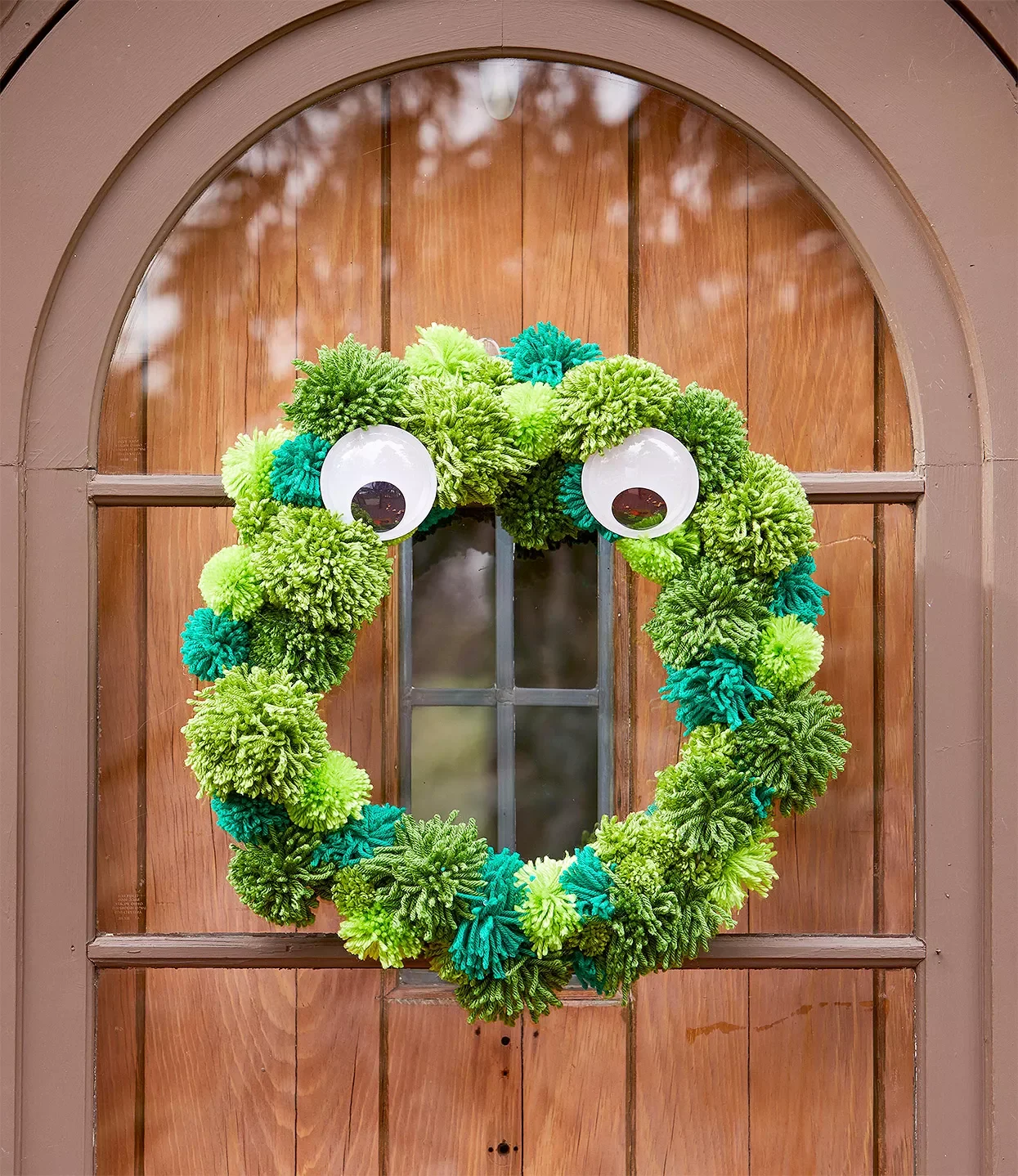 56 Creative DIY Halloween Decorations for Outdoor Spaces 4 Monster Wreath