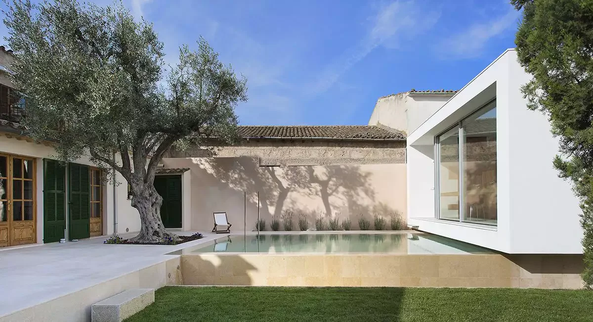 52 Beautiful Courtyard Ideas That Transform Your Outdoor Living Space Multipurpose Courtyard