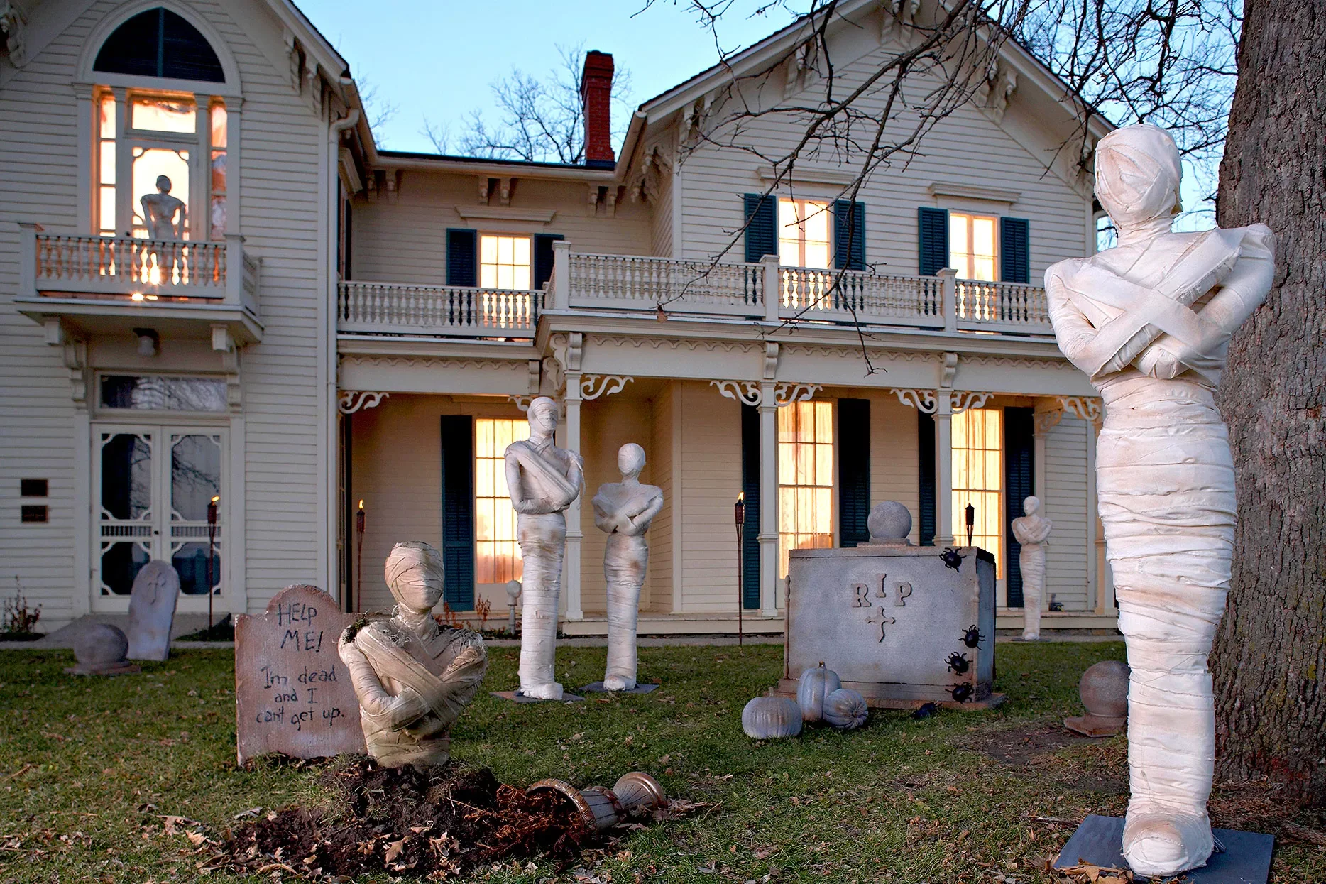 56 Creative DIY Halloween Decorations for Outdoor Spaces 50 Mummy Statues