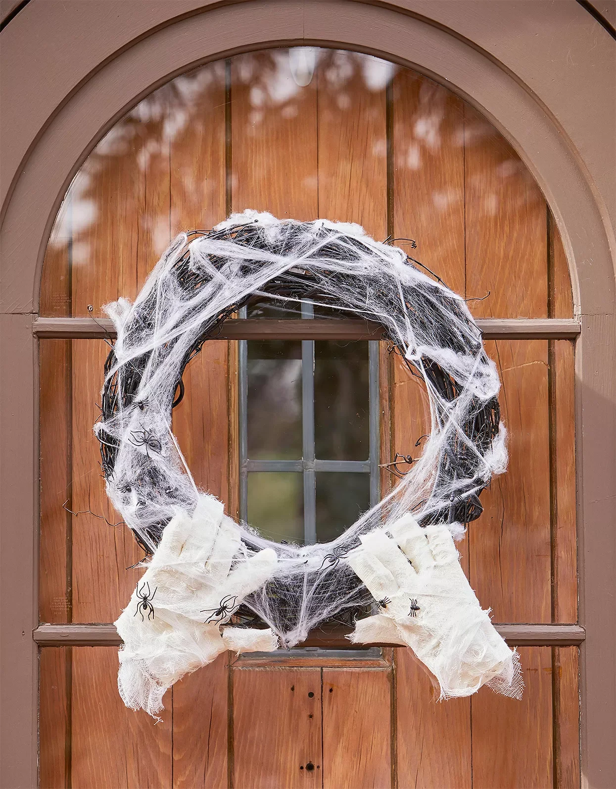 56 Creative DIY Halloween Decorations for Outdoor Spaces 15 Mummy Wreath