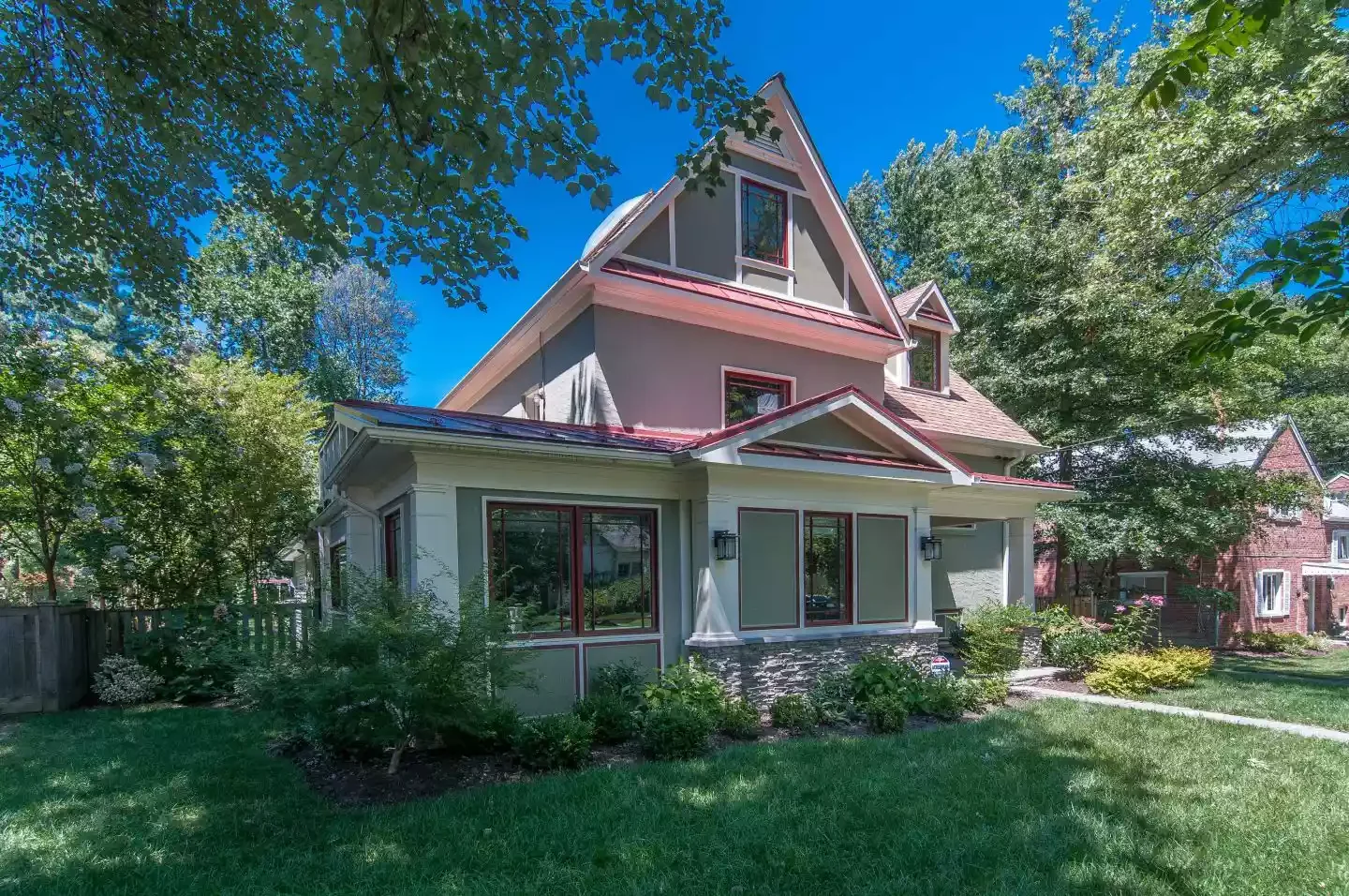 20 Beautiful Window Trim Ideas That Will Transform Your Home's Exterior 5 Narrow Red